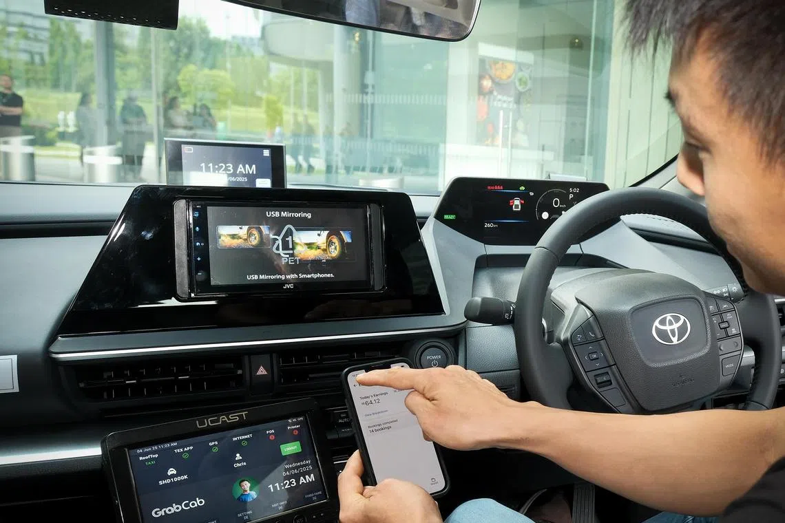 人们熟悉的德士计程表，也就是移动数据终端机（Mobile Data Terminal），会与司机应用连接，让司机无缝切换街边和电召载客工作。所有GrabCab德士还会安装由人工智能辅助的车载摄像机，实时捕捉高清画面，协助识别道路情况和风险。（曾坤顺摄）