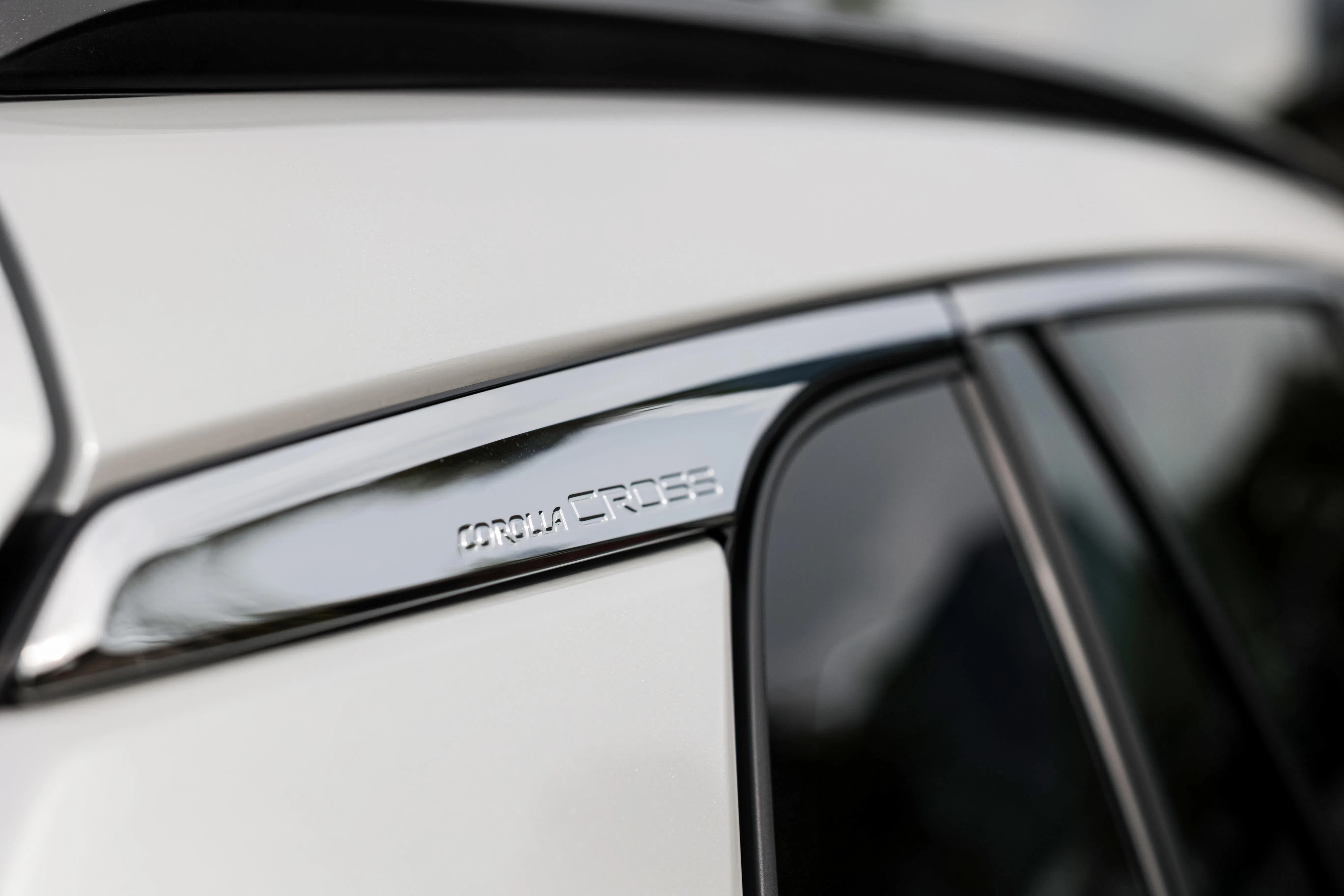 车侧C柱上方的镀铬饰板印有Corolla Cross专属字样。（李冠卫摄）