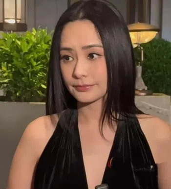 阿娇以一身黑色深V晚礼服现身老板杨受成的结婚40周年晚宴。（互联网）