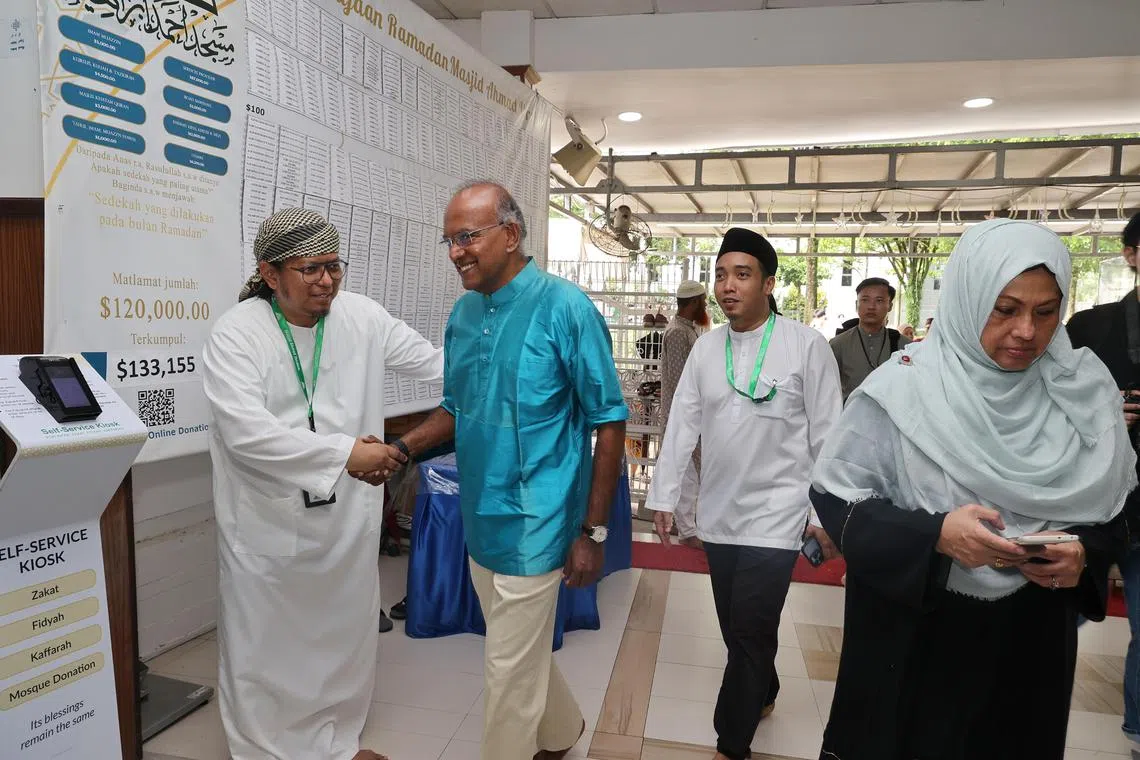 内政部长兼律政部长尚穆根（左二）到阿末依布拉欣回教堂参加开斋节活动。（唐家鸿摄）