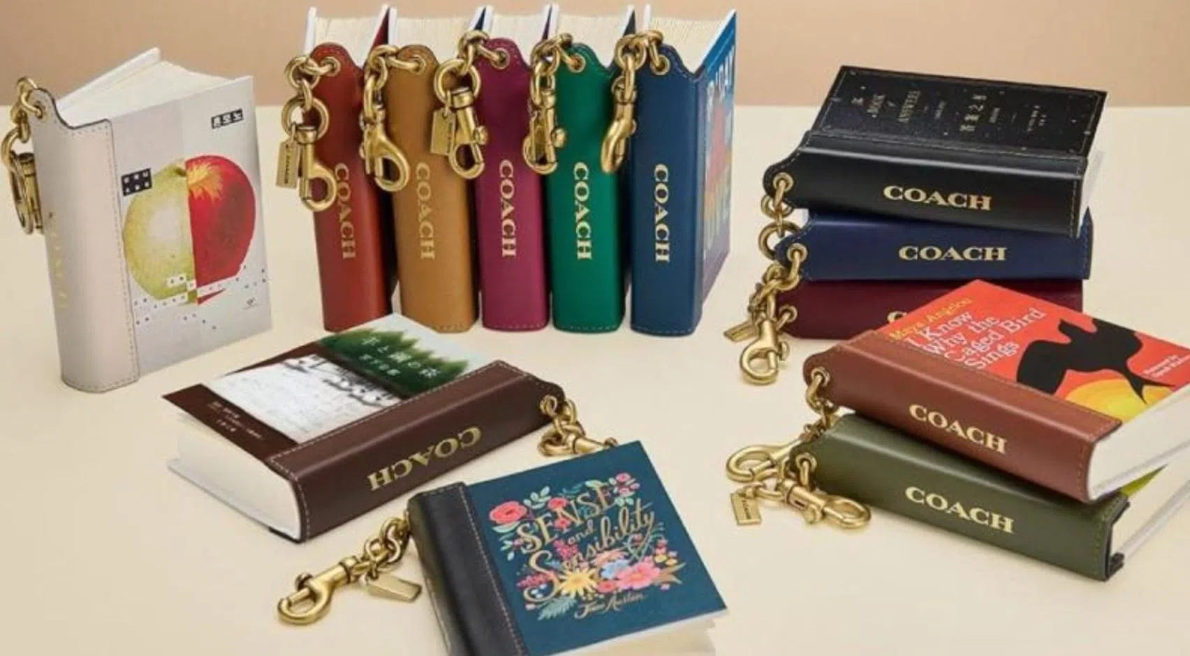 从Coach推出的“迷你书挂饰”系列，选一款你爱的袖珍书来读。（互联网）