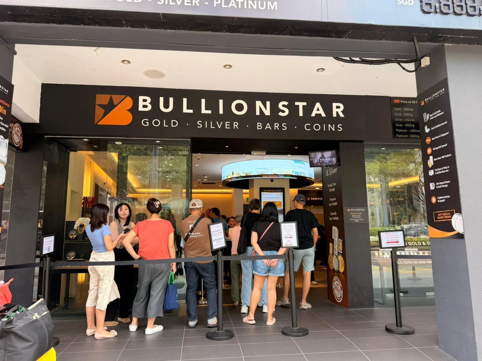 位于新桥路的贵金属交易商BullionStar，星期二白天仍有人潮。（读者提供）