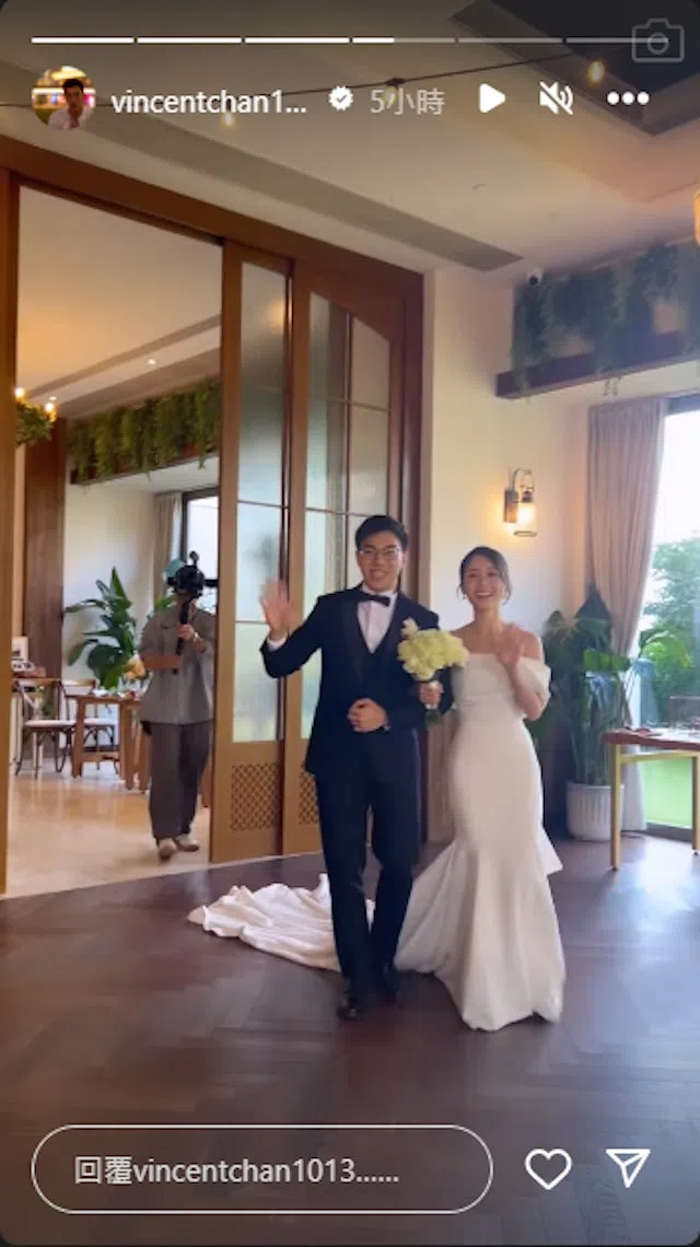 陈佩霞的婚纱简约大方。（互联网）