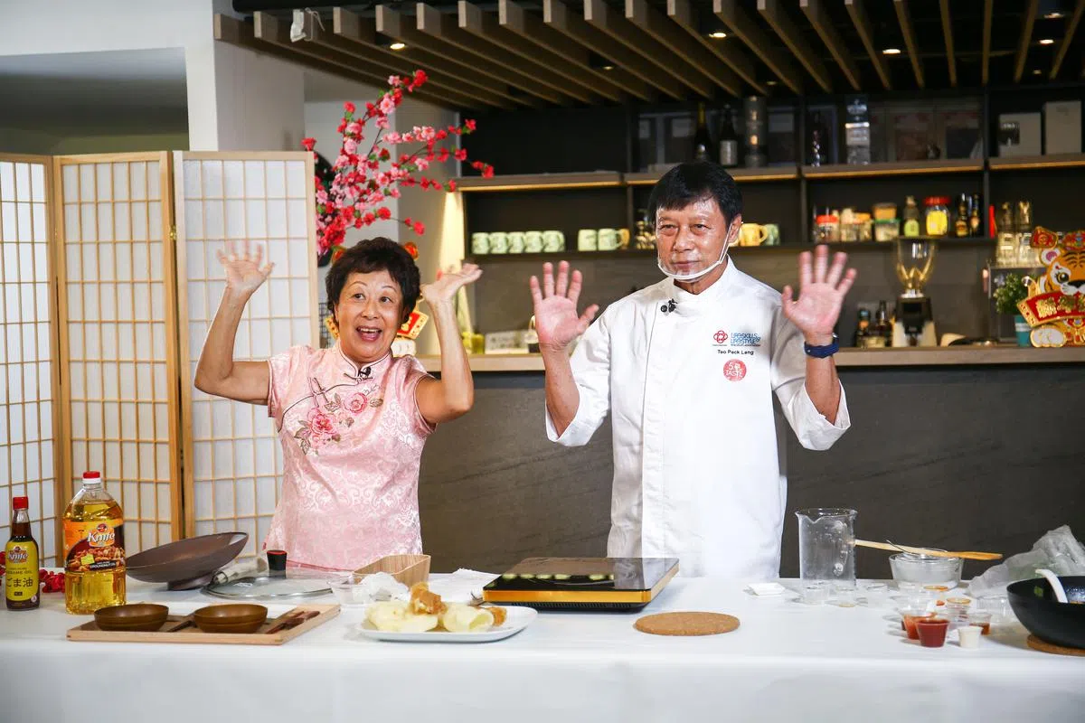“二姑”蔡平开以及张克明师傅向线上观众问好。（白艳琳摄）