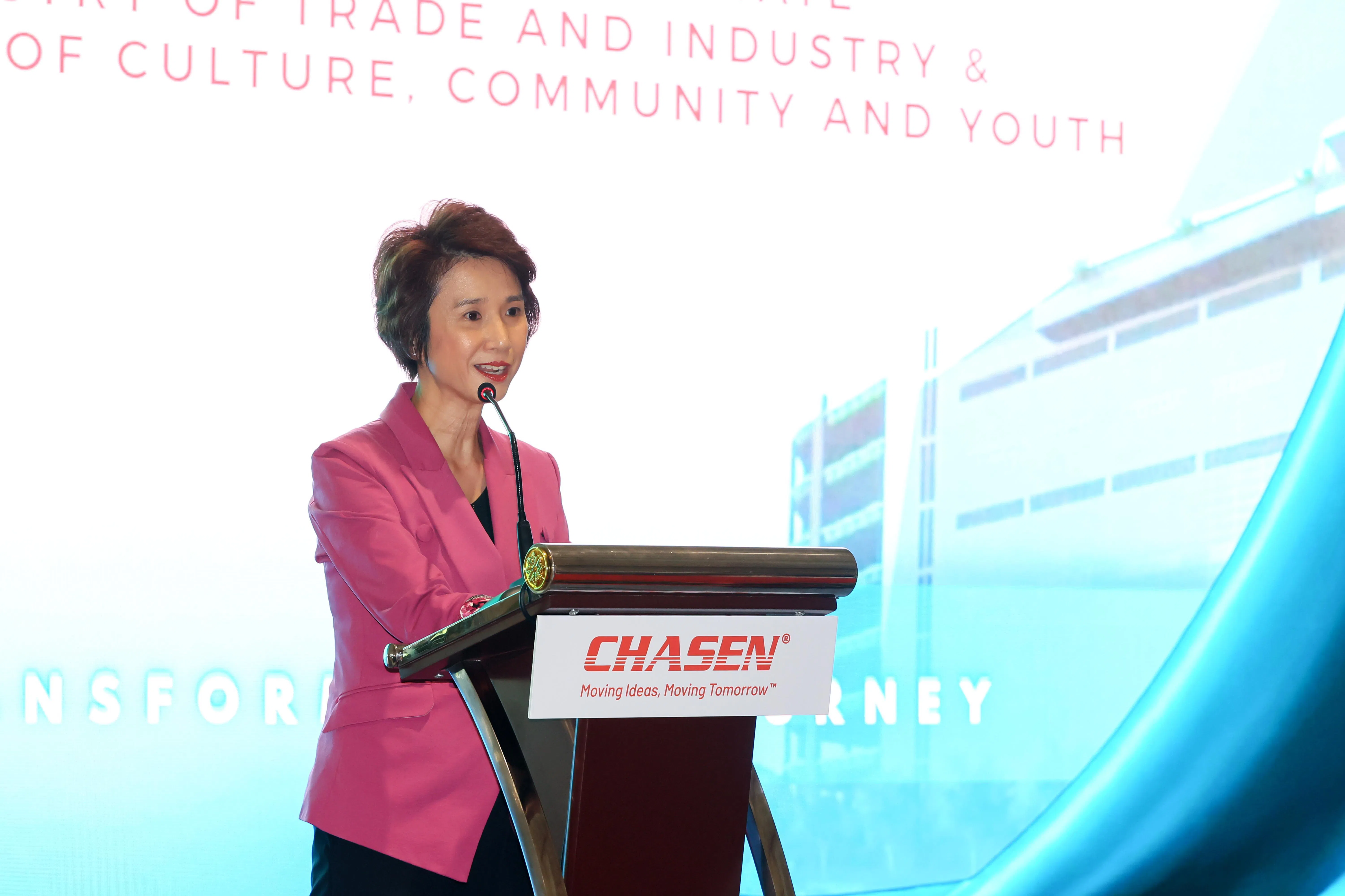 贸工部兼文化、社区及青年部高级政务部长刘燕玲11月14日出席佳晟集团新综合物流中心的开幕仪式，并发表了讲话。（龙国雄摄）