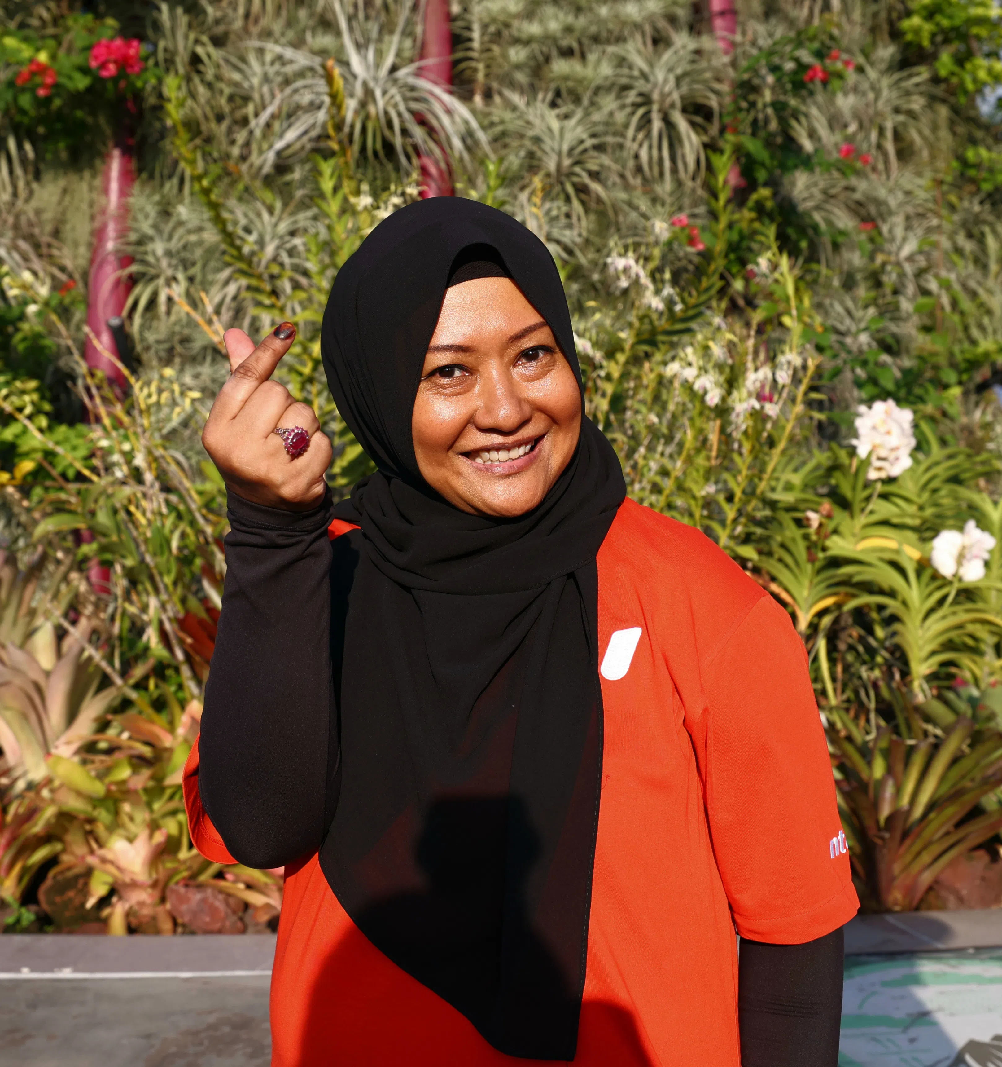 单亲妈妈法拉欣独自照顾九岁儿子和81岁患有失智症的父亲，可申请职总新推出的援助金。（梁麒麟摄）