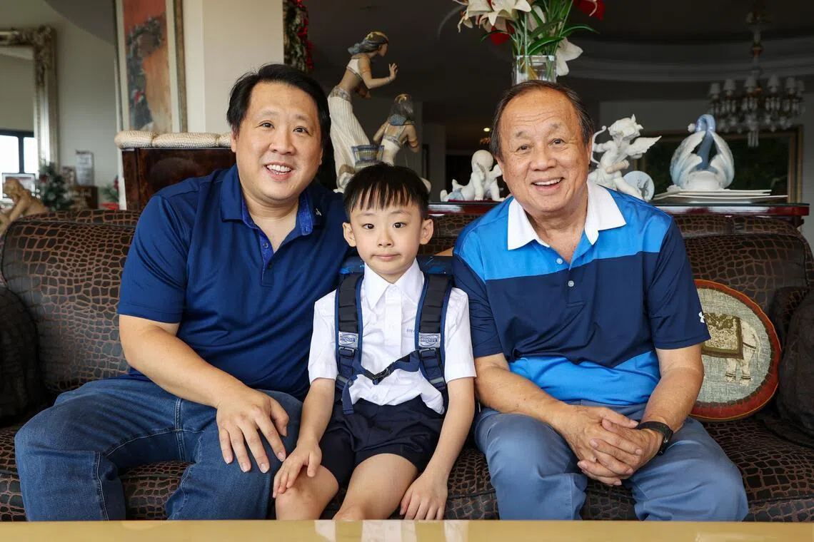 从曾祖父，到祖父郭书仿（右）和父亲郭贻山（左），郭远康（中）是家中第四代就读英华学校（附小）的学生。（游甯稀摄）