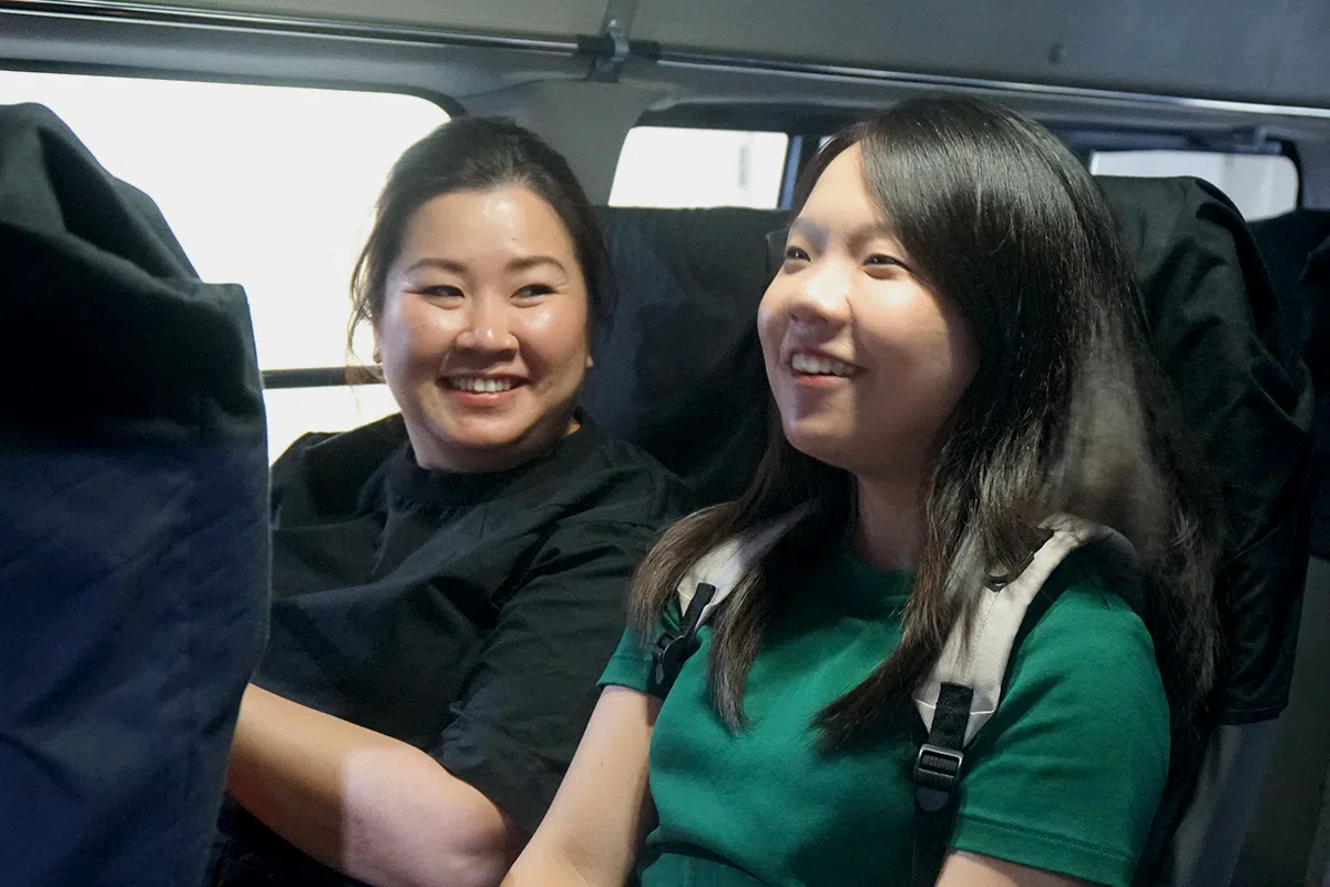 为了方便新柔之间的通勤，医院为谭蕙薇和其他住在新山的护士提供接送上下班的巴士服务。（视频截图）