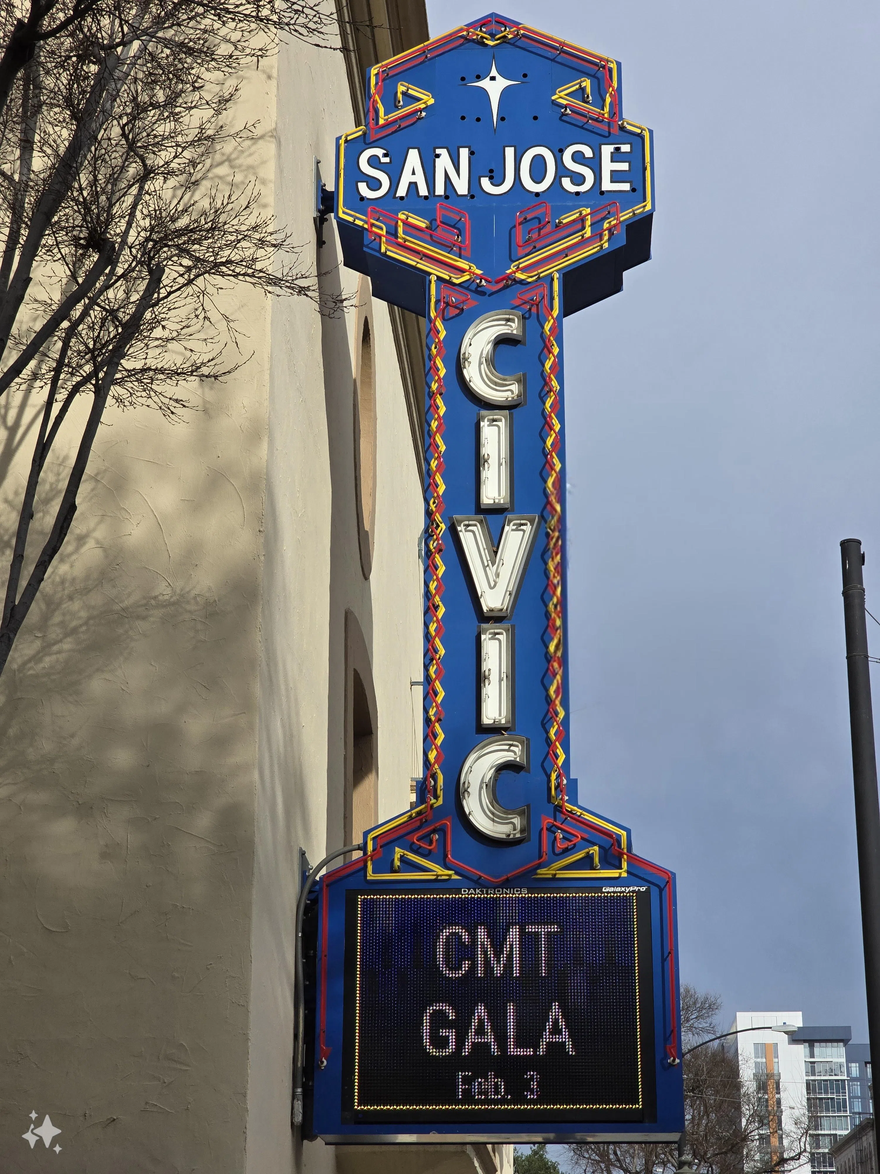 原来背景中的旗帜（见上图）已删除，呈现清晰天空。（黄少伟摄）