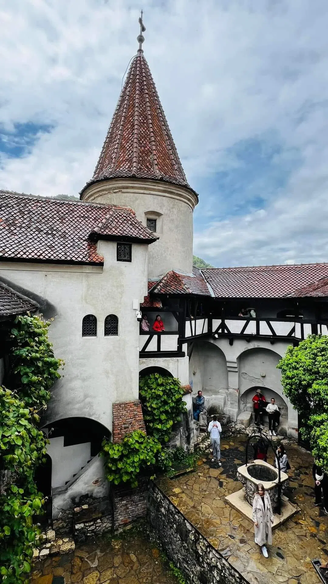 布兰城堡四座角楼之间，以狭窄廊道与阶梯相连。（许月英摄）