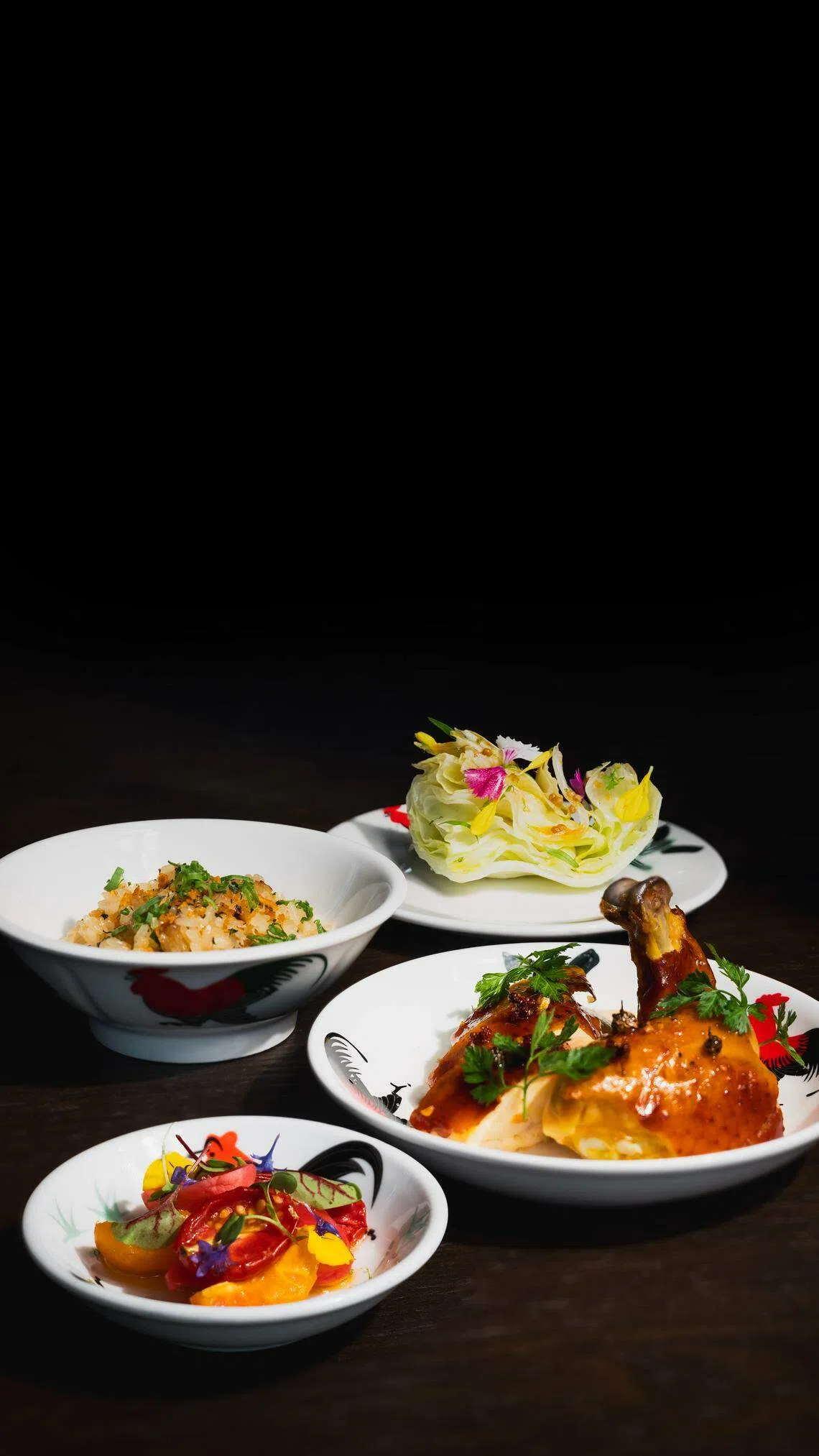 温有成以海南鸡饭为灵感，用香港新界平原鸡和日本月光米烹制鸡饭。（餐馆提供）