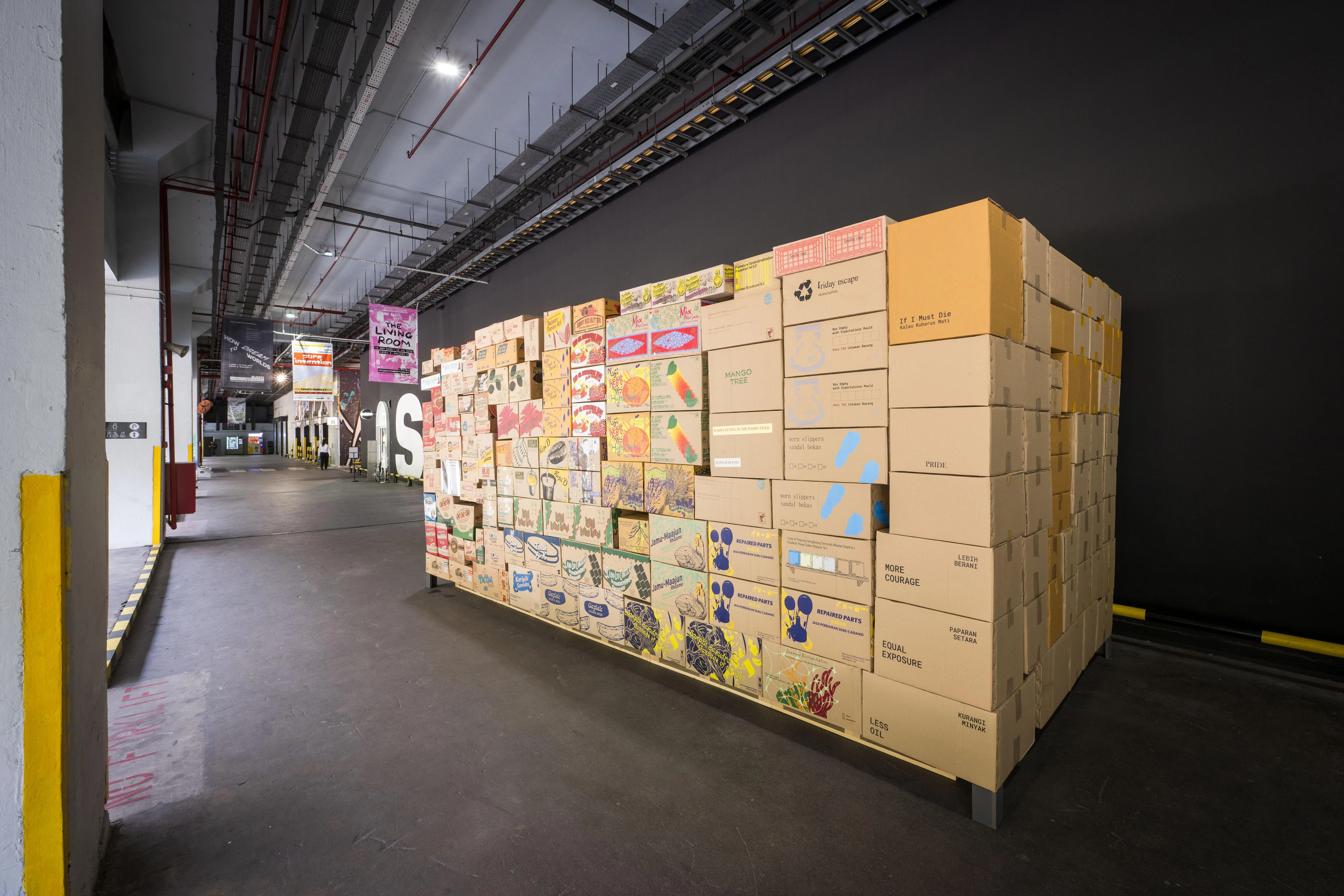 新加坡美术馆外面运来峇淡岛的《代谢集装箱》。（新加坡美术馆提供）