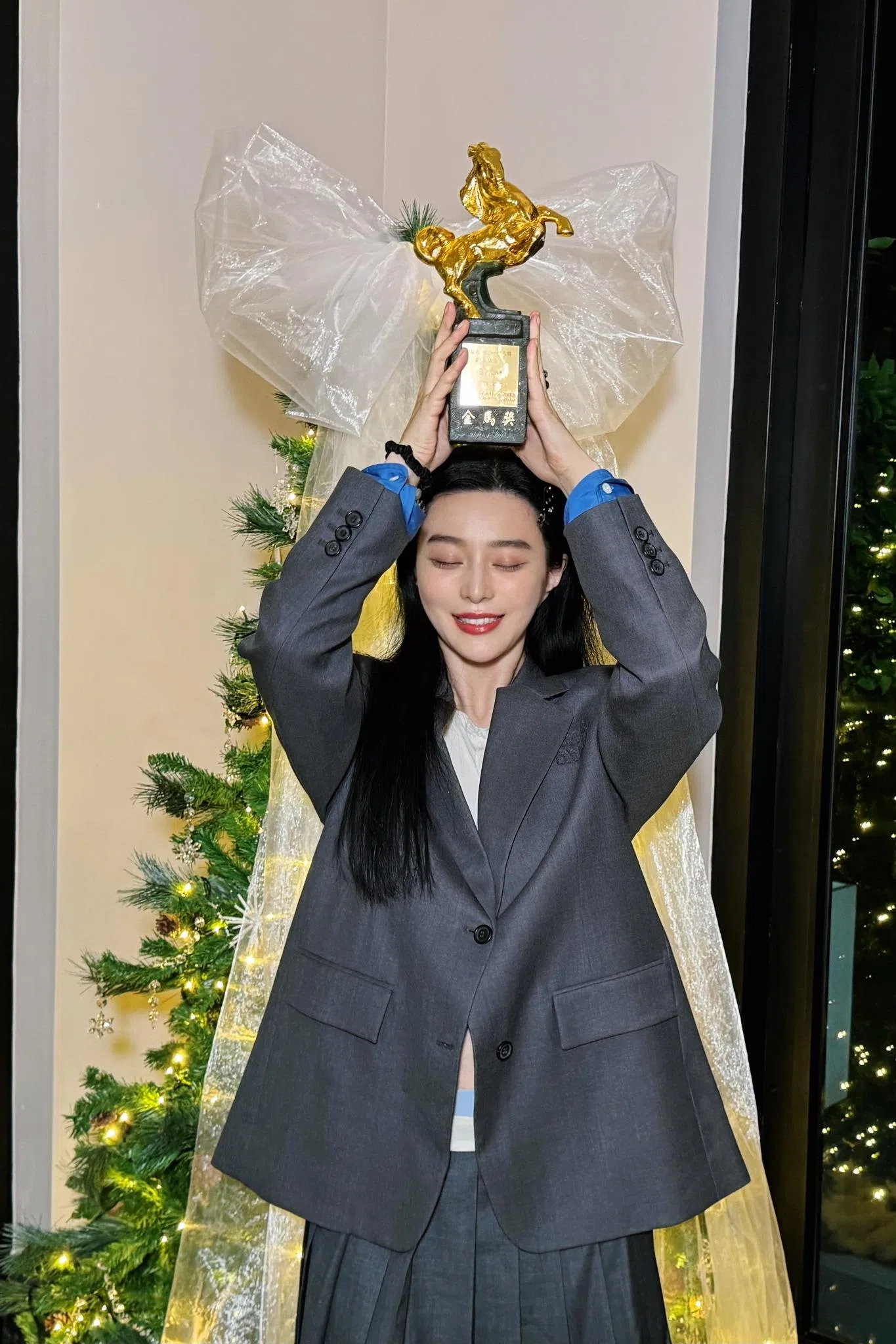 拿到金马奖座的范冰冰，开心地把奖座顶在自己头上。（取自张吉安脸书）
