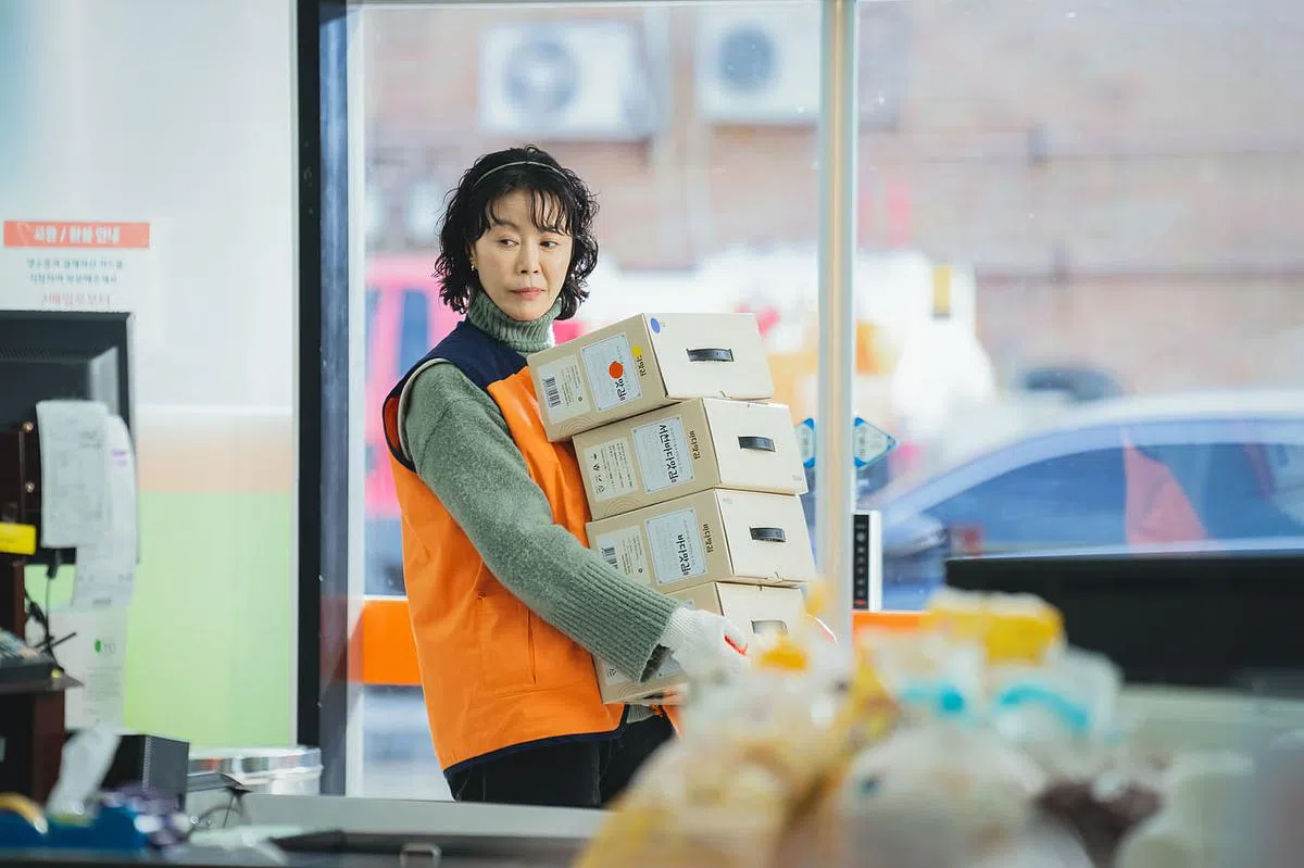 陈熙琼饰演亲切的超市老板。（Viu提供）