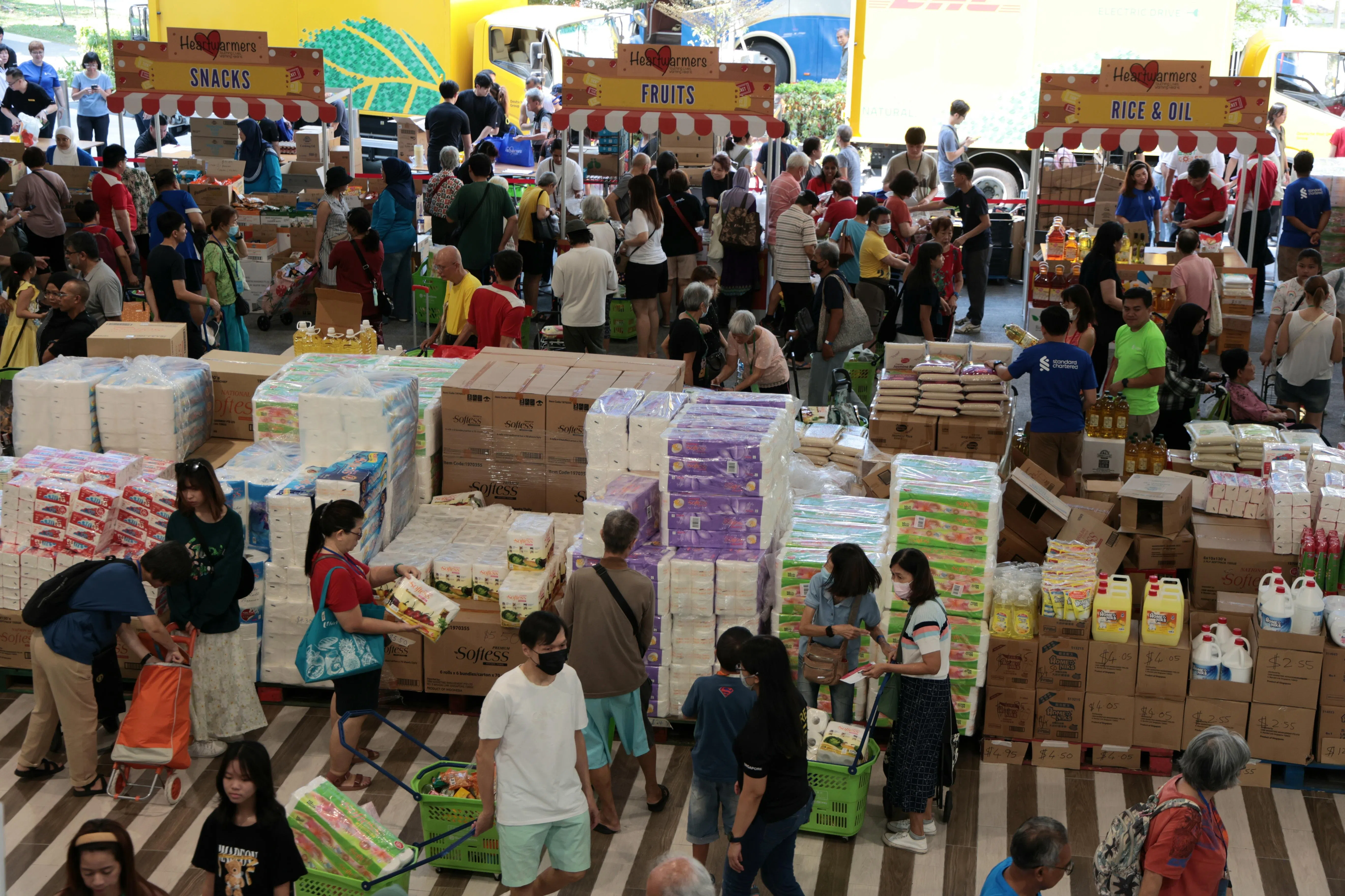 1000多名东海岸居民参加星期天（7月28日）在凤山民众俱乐部举办的首个“购物200元享100元折扣”购物集市。（梁麒麟摄）