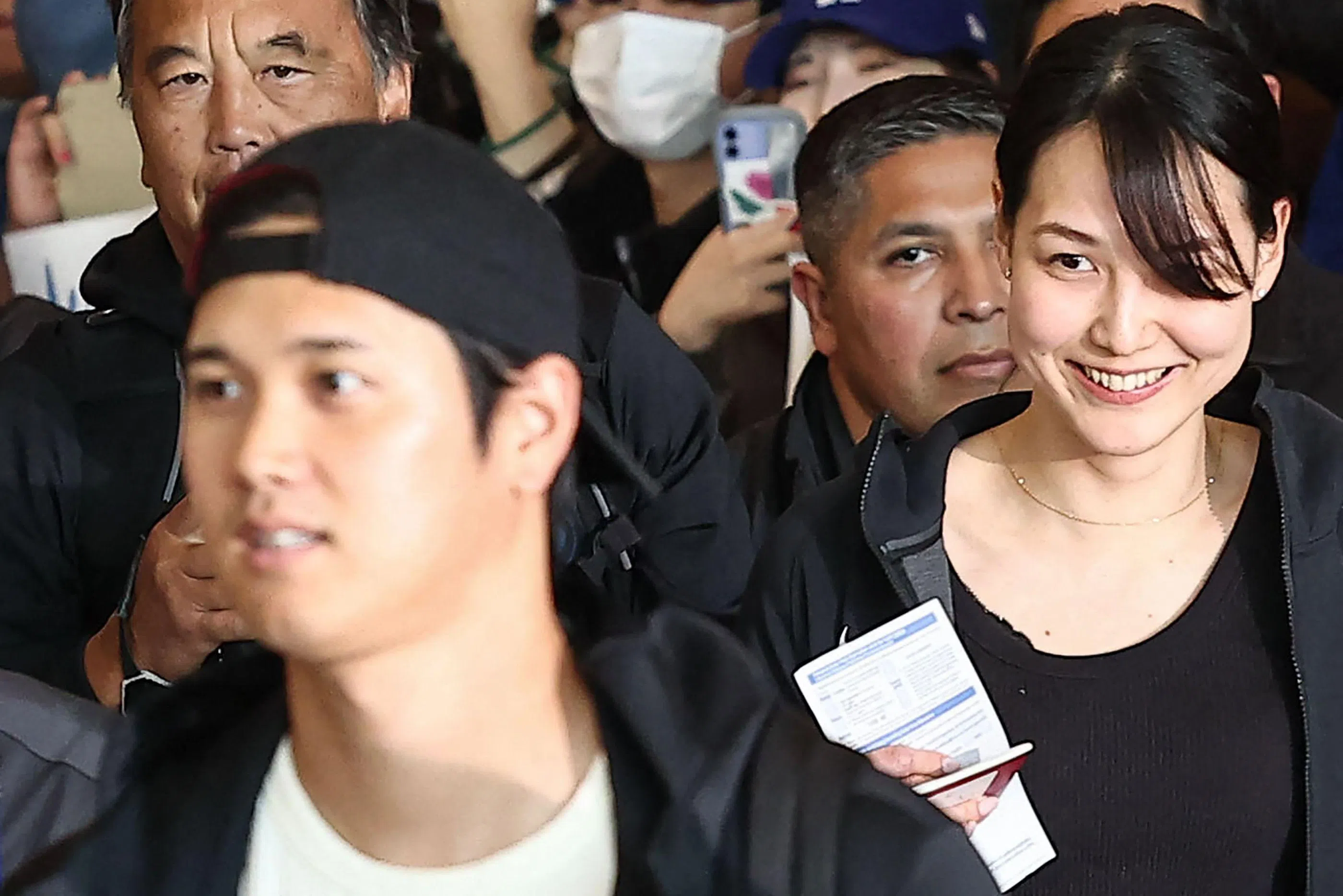 大谷翔平（左）无预警宣布成婚后，3月15日携妻子田中真美子（右）高调抵达首尔仁川机场，参加当地举行的赛季序幕赛。（法新社）