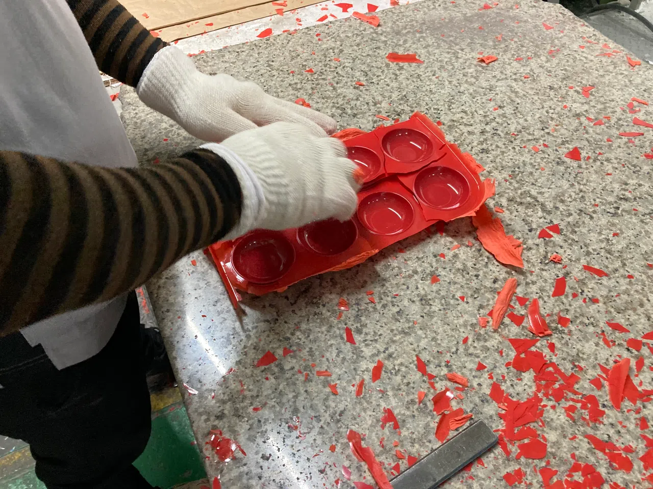 豪华工业供应给本地小贩的美耐皿餐具在柔佛工厂生产。（Hawker Colours提供）