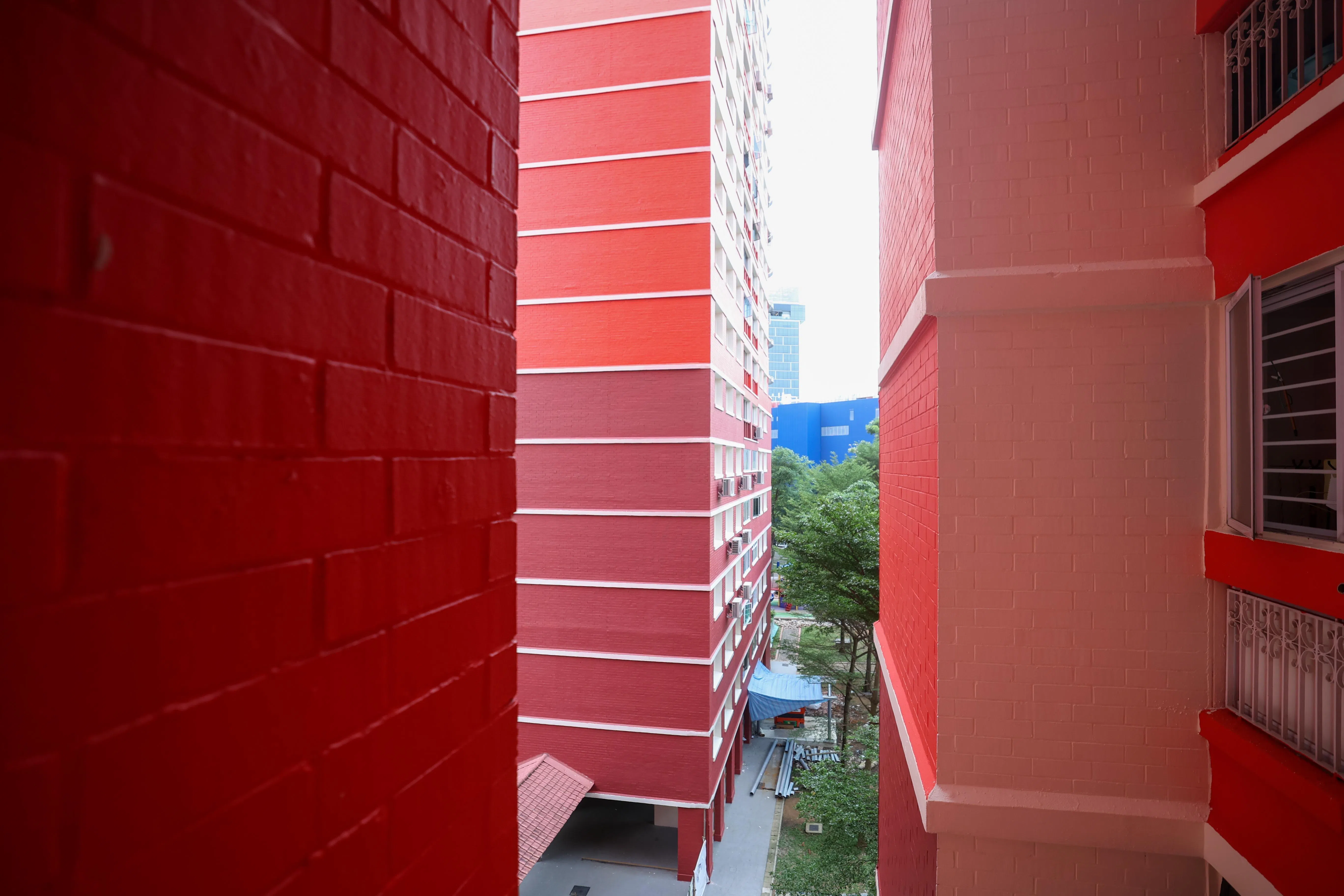 这些组屋的低楼层为暗红色，并随着楼层上升，渐变成浅红色。（吴先邦摄）