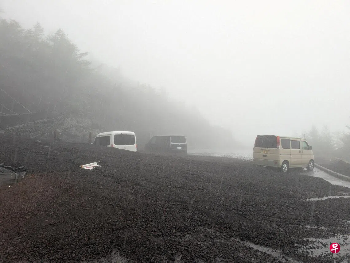 暴雨致日本富士山山体滑坡 两登山者死亡