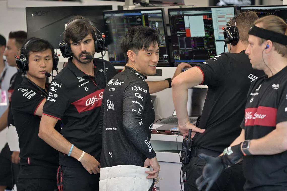 中国车手周冠宇（中）星期四（9月14日）与阿尔法罗密欧车队续约一年。（路透社）