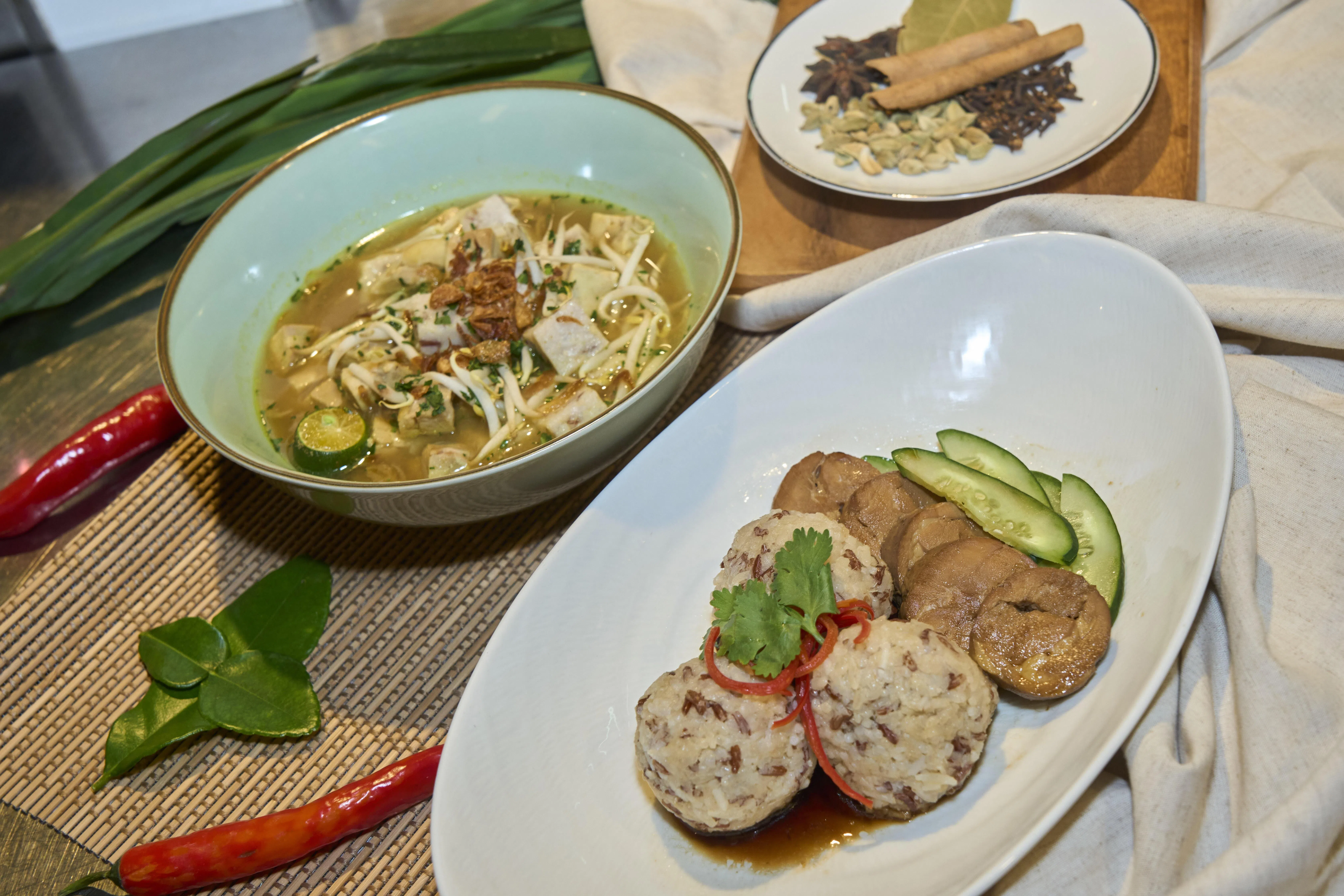 南洋理工学院亚洲烹饪学院烹调的梭多鸡汤（soto ayam）和酱油鸡饭，以低钠食材及香料来提升美味。（保健促进局提供）