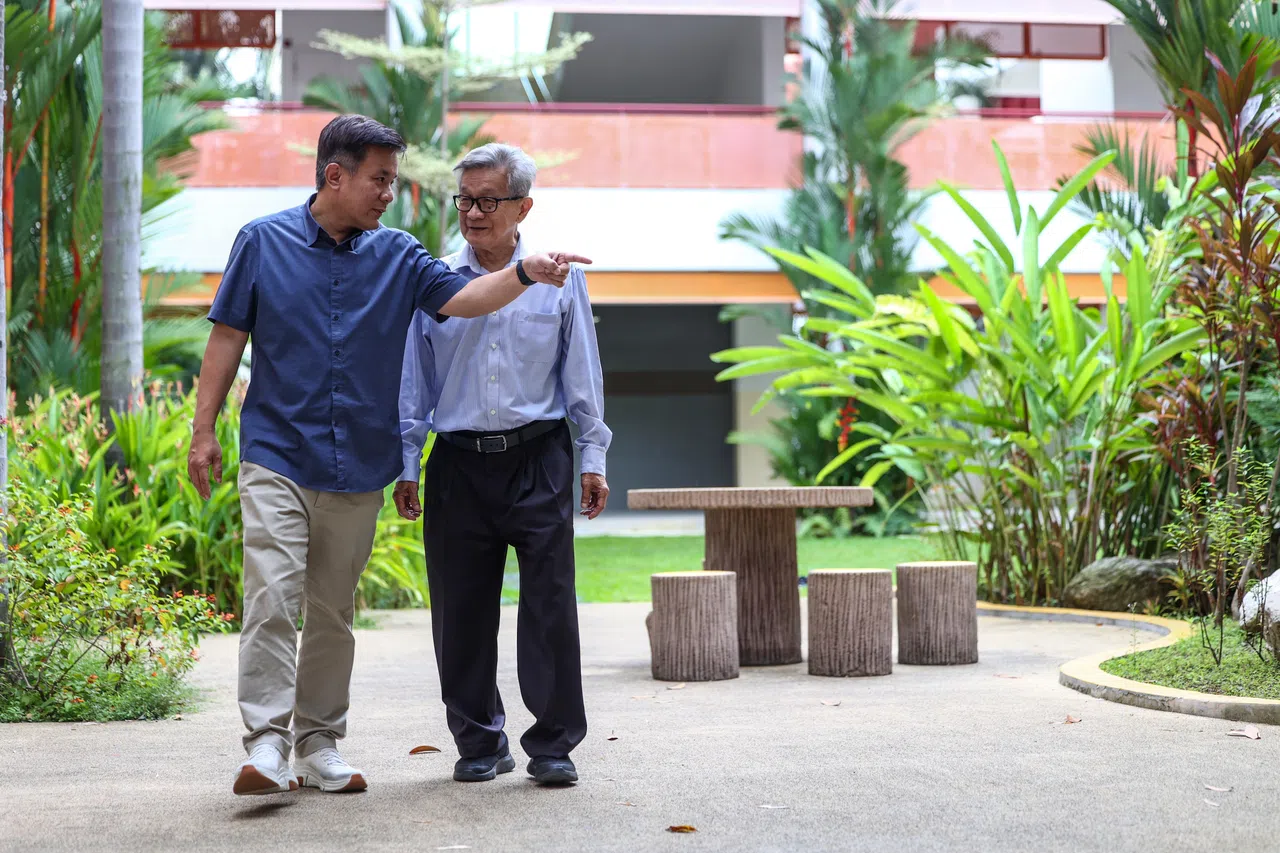 光华学校校长方小龙的父亲方炳财（右）曾在教育界服务40年。方炳财1963年在蒙巴登政府华文小学（现已关闭）踏上职教之路，1980年代面对统一语文教育源流，他身为华文教师虽不必转换教学用语，但仍得适应行政用语转变，与其他华文源流教师一样须努力提升英文水平。图为方小龙近日带父亲参观光华学校校园。（白艳琳摄）