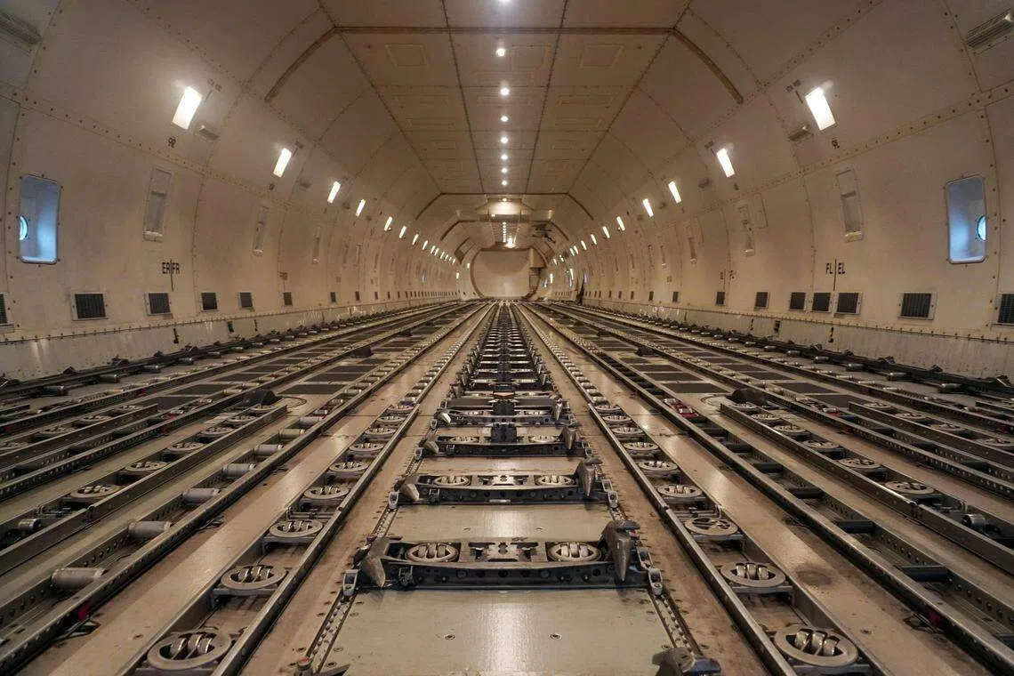 叻叻的运输笼到时将固定在货机的主舱，与叻叻随行的饲养员和兽医则会坐在上舱。他们可在飞行途中，轻松进入主舱查看叻叻的状况。（新加坡航空公司提供）