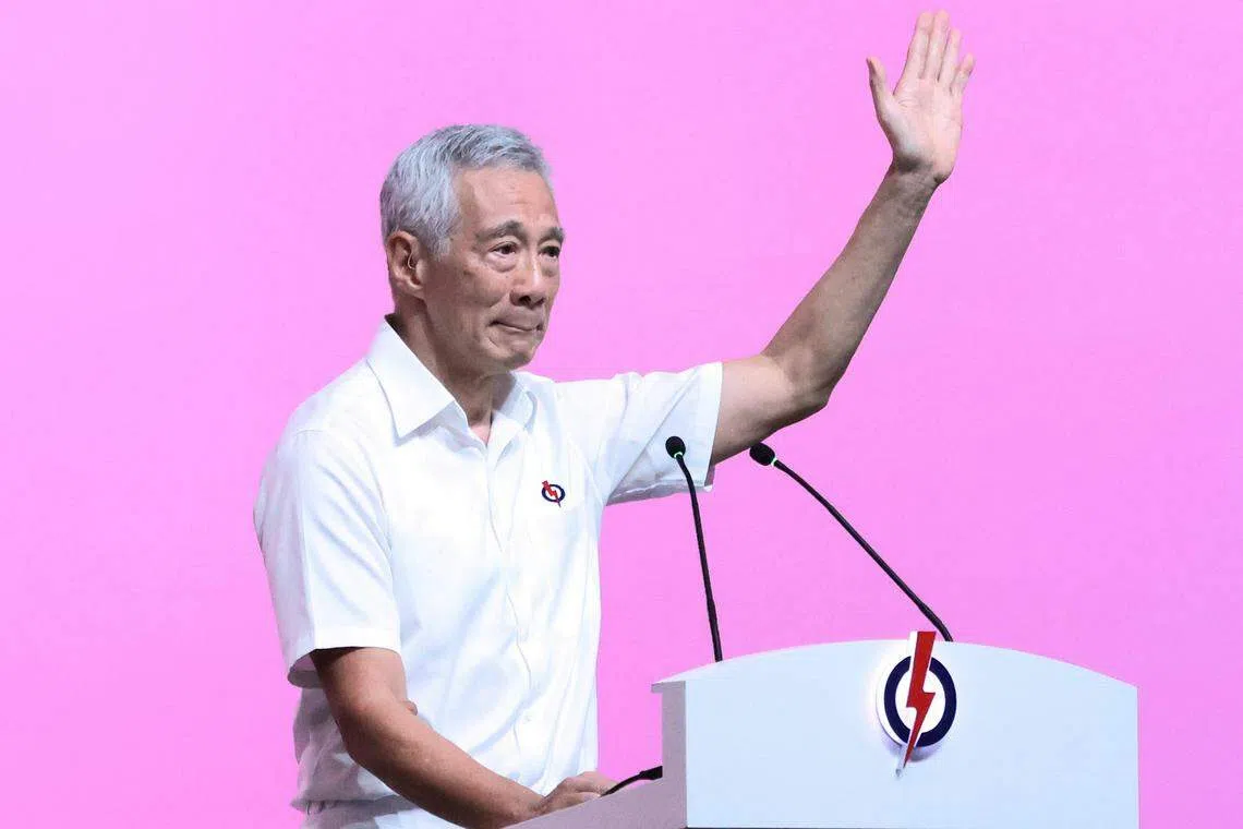 李总理挥手向党员致谢。（梁麒麟摄）