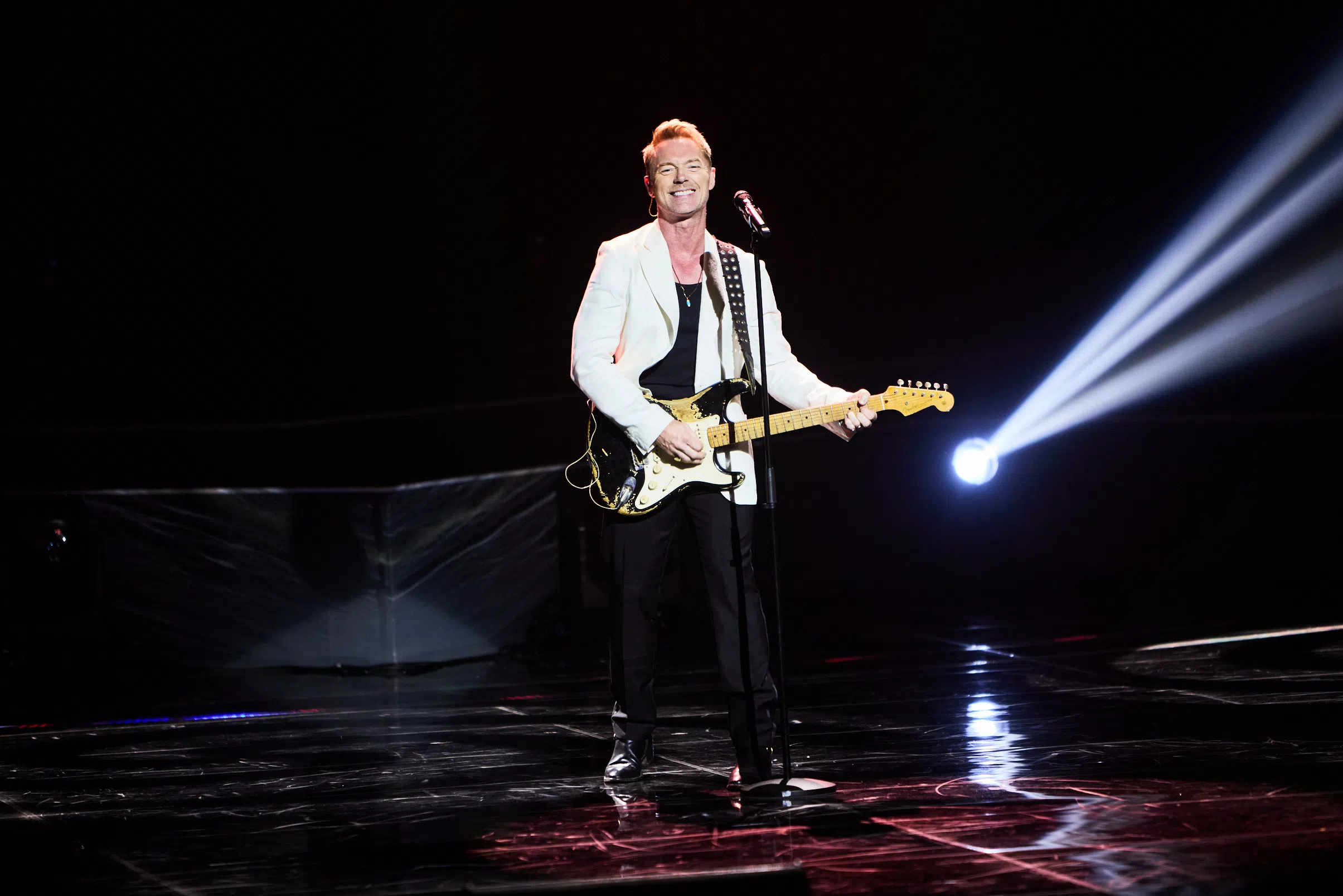 罗南基定为观众带来三首经典歌曲，并一度走下台与观众握手。（新传媒提供）