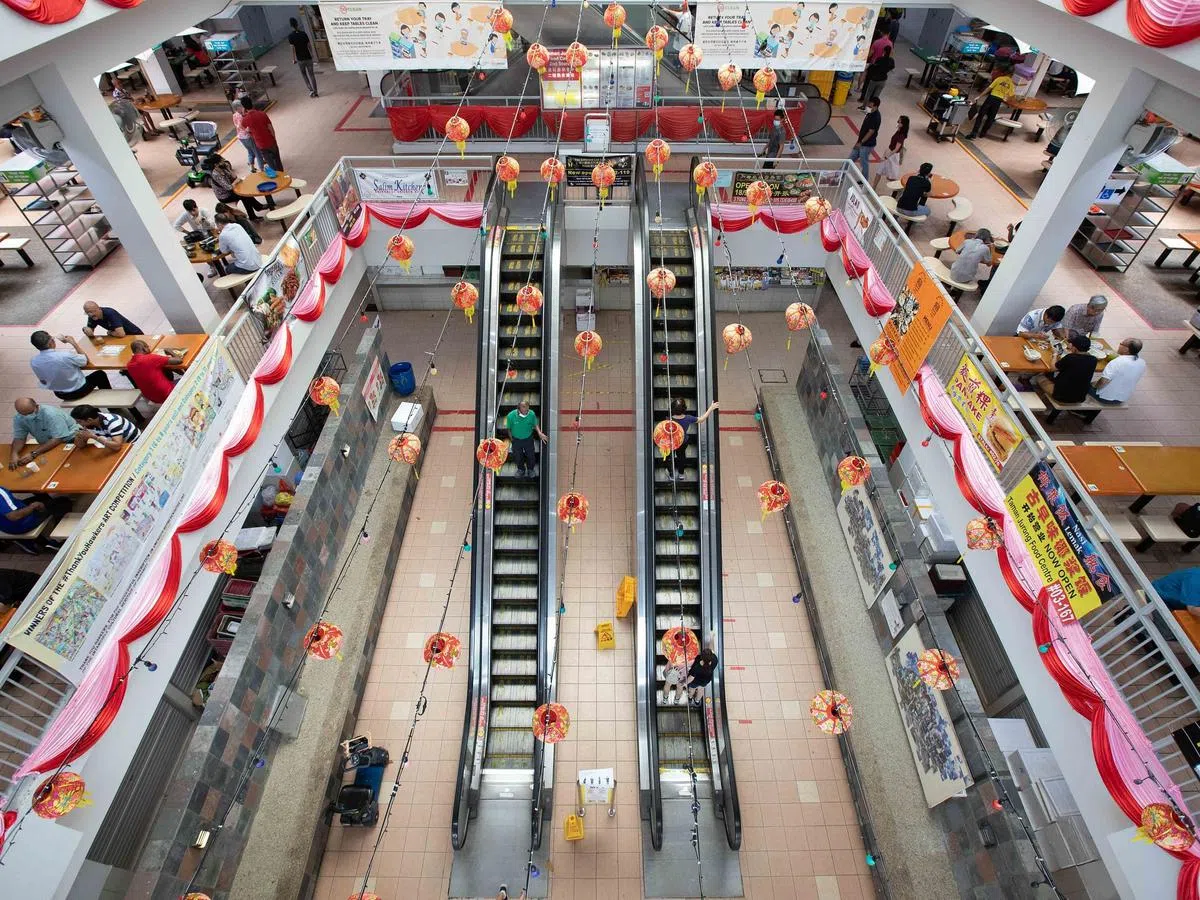 达曼裕廊熟食中心在二三层，有电动扶梯，就像个购物中心。（李益吉摄）