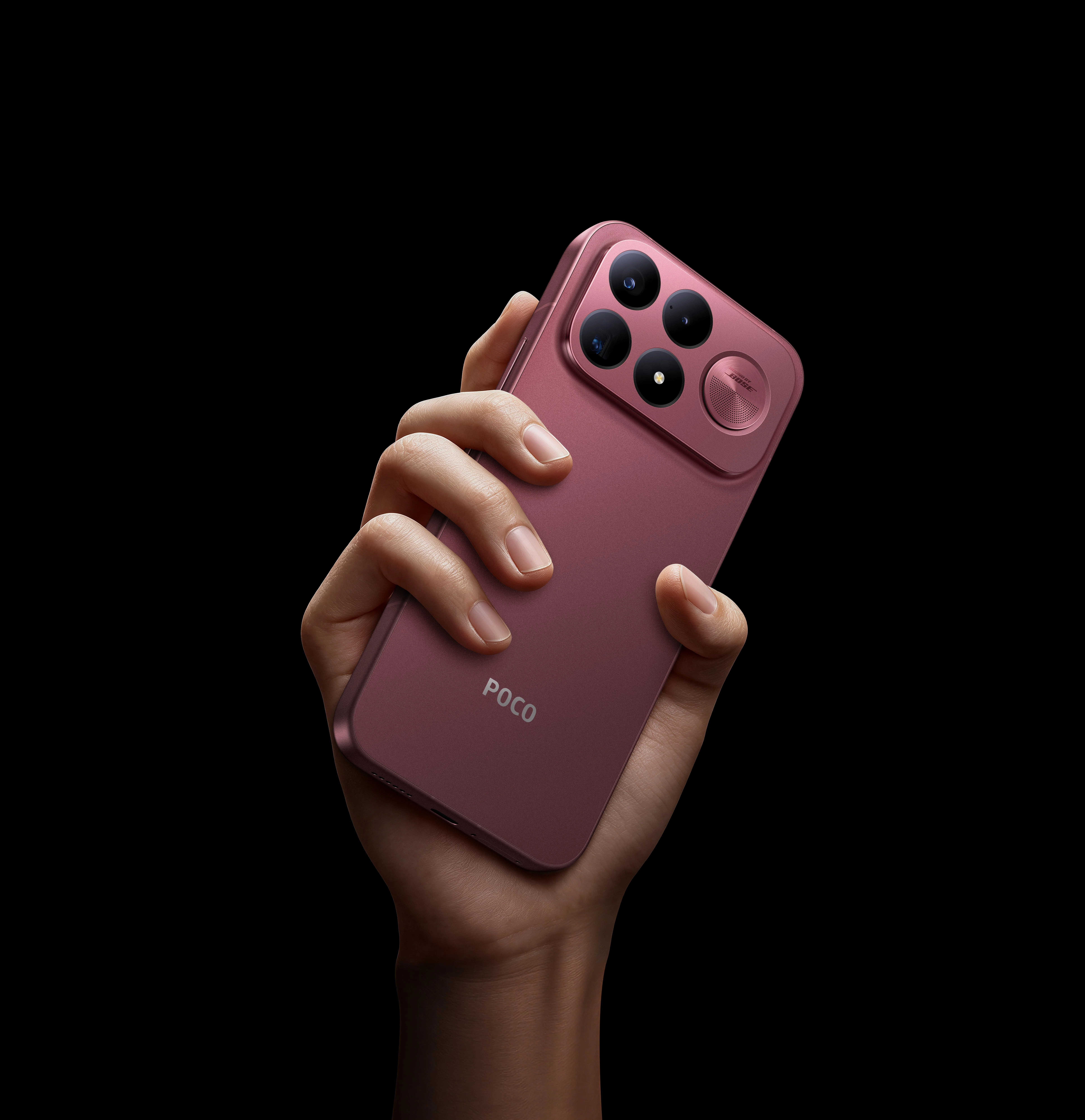 Poco F9 Ultra重量约235克，比上一代更厚重，握在手中很有分量。（厂商提供）