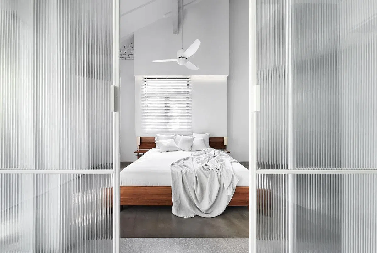 瓦楞玻璃门将睡床和主卧室的卫浴间隔开。