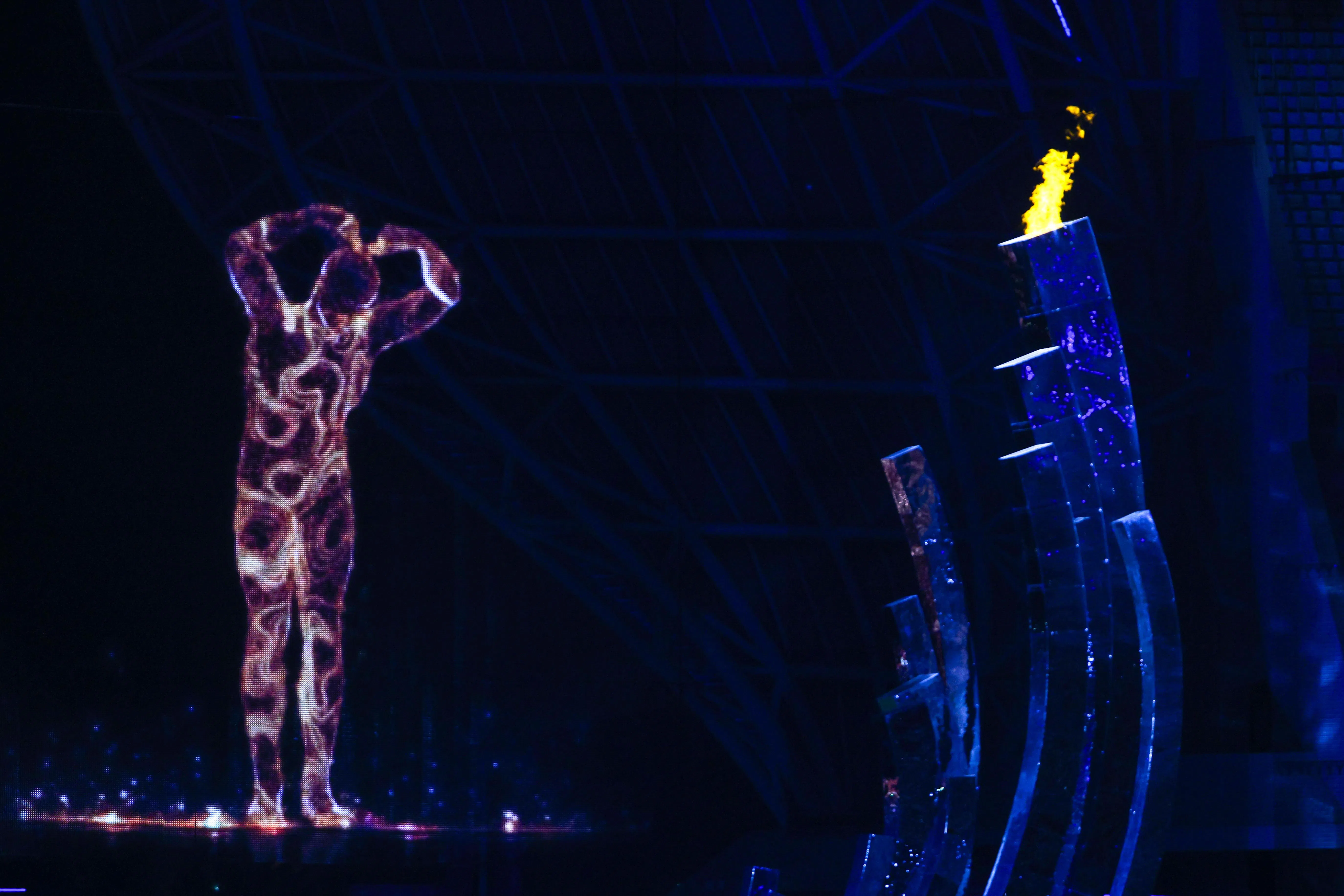 在开幕式上惊艳众人的“数字火炬人”在闭幕式上再次亮相。“数字火炬人”与观众挥手和比心后，化作满天星光，象征着杭州亚运会的火炬熄灭。（陈渊庄摄）