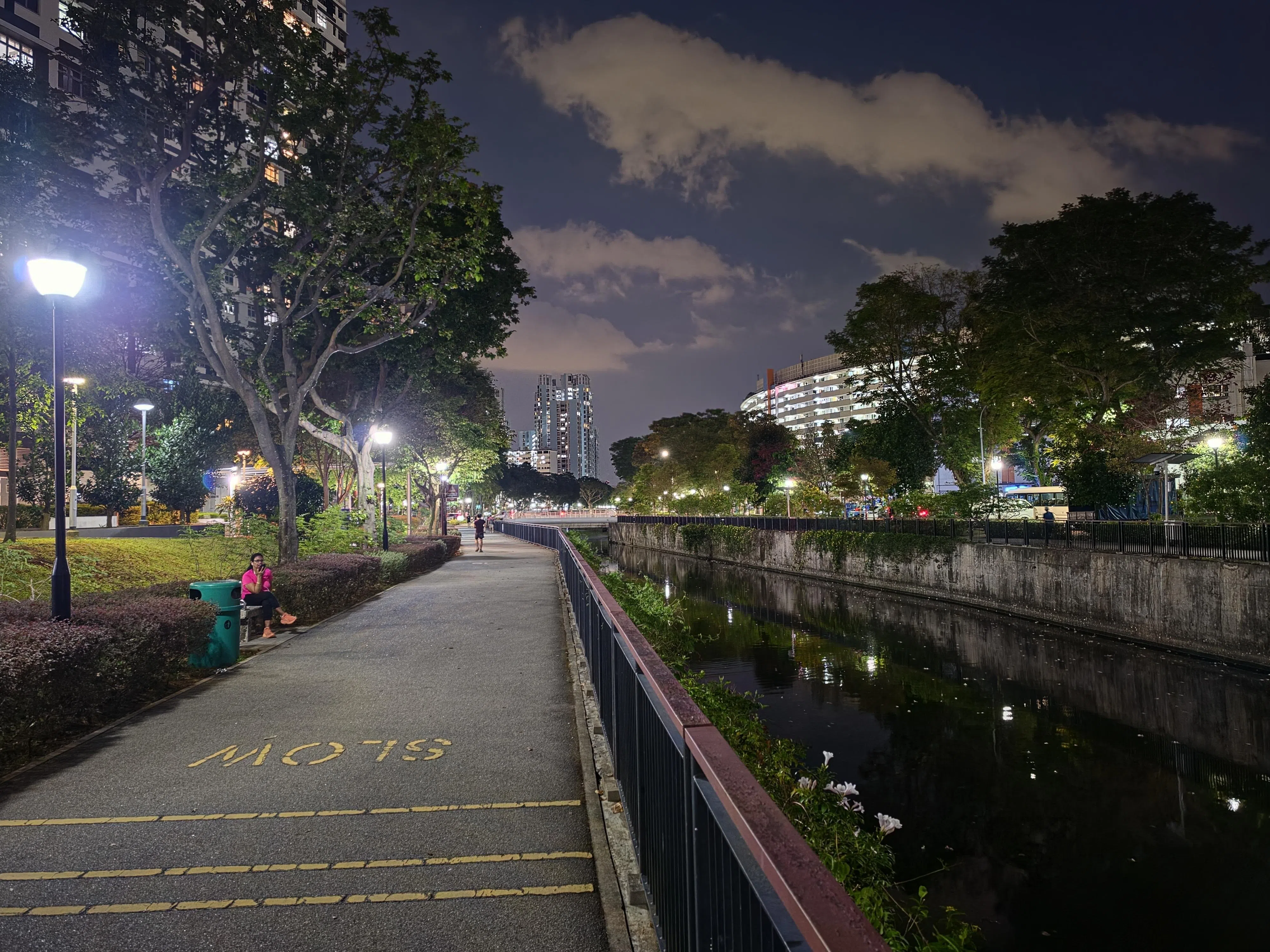 S26 Ultra在夜拍模式会提升照片亮度，让环境看起来更加明亮。（黄少伟摄）