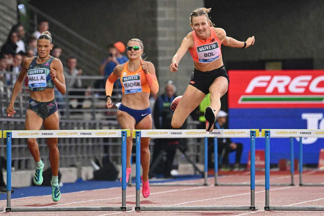 在美国名将悉妮·麦克劳克林的缺席下，荷兰女将费姆克·波尔（右一）成为了女子400米栏的夺冠热门。（法新社）