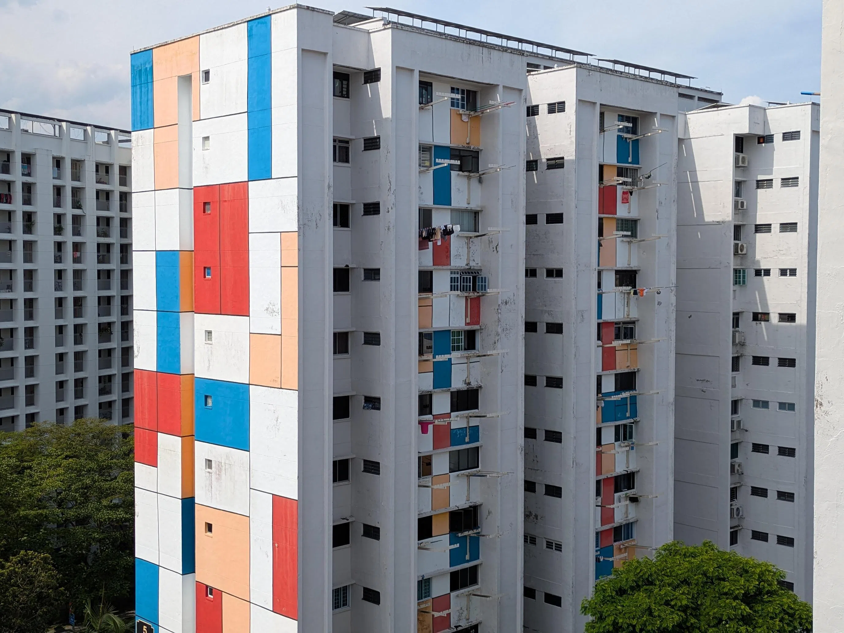 德惠道七座组屋的外墙在2018年刷上红、蓝、白，以及浅褐色的色块，宛如荷兰抽象派画家蒙德里安（Piet Mondrian）画笔下的格子画。（档案照片）