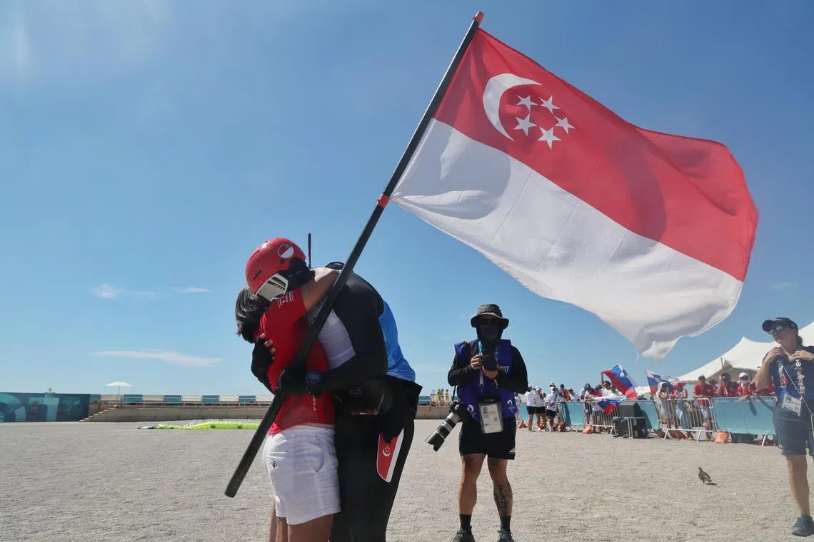 墨士廉回到岸上后，与妈妈紧紧拥抱。（谢智扬摄）