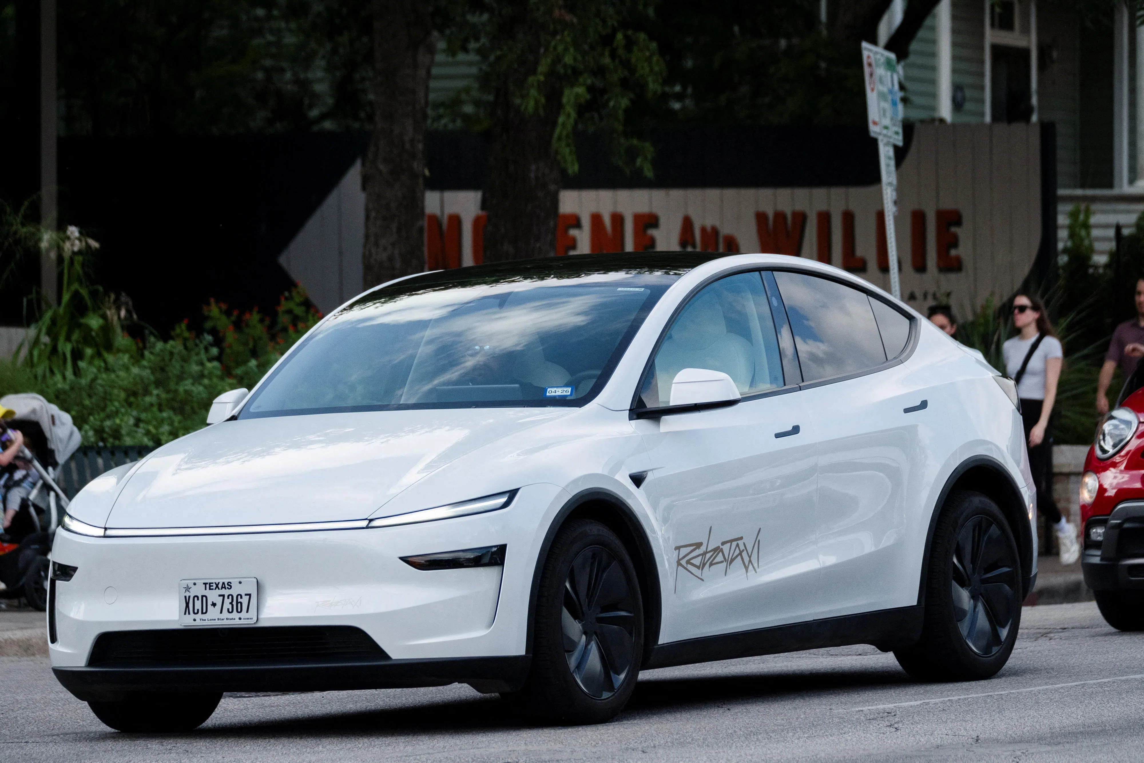 马斯克的星链可以直接给特斯拉的Robotaxi（无人驾驶出租车）、自动驾驶系统，以及未来的Optimus人形机器人提供无死角的网络连接。（档案照片）