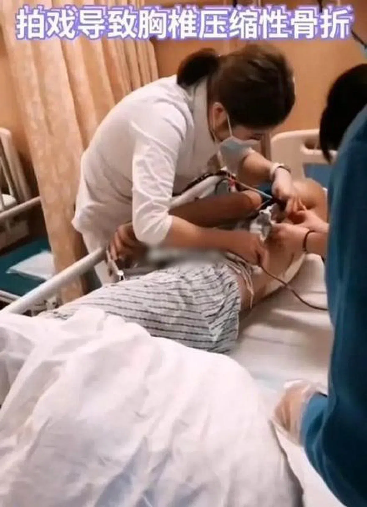 拍戏现场有替身临演摔下马，导致胸椎骨折。（图 / 互联网）