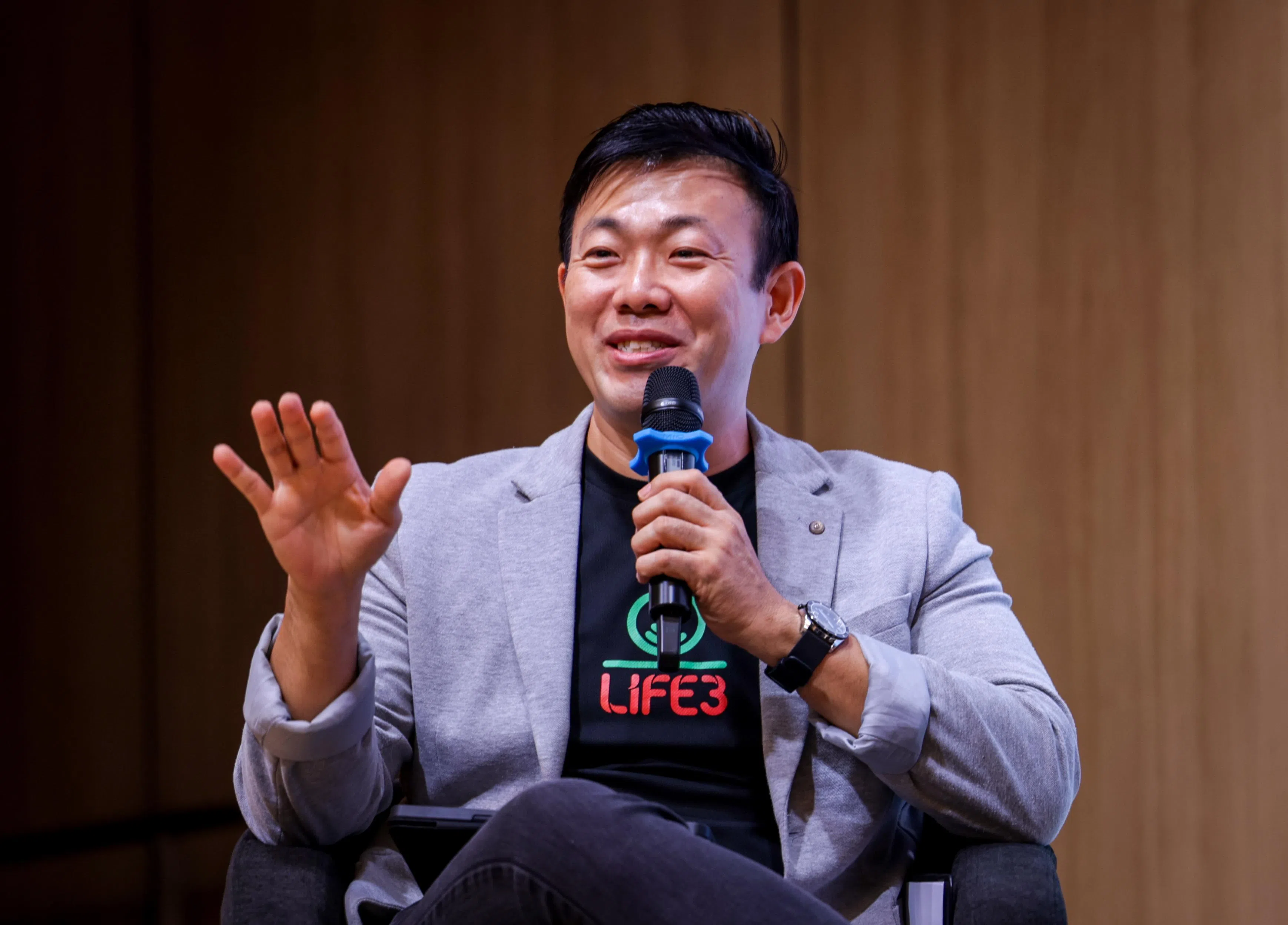 林新杰说：“我觉得，目前AI还不至于替代整个工作岗位，或是取代国人的工作能力和团队。AI还没有发展到通用人工智能（artificial general intelligence）的水平。AI可以分成五个层次，最高层次是科幻电影中，AI可以替代人控制全世界，我们还没有达到那个水平。而且，我认为不管是政府在政策上的管控，还是企业在开发AI时的责任担当，都不太可能导致人们失去工作，出现没饭吃的恶劣情况。”（叶振忠摄）