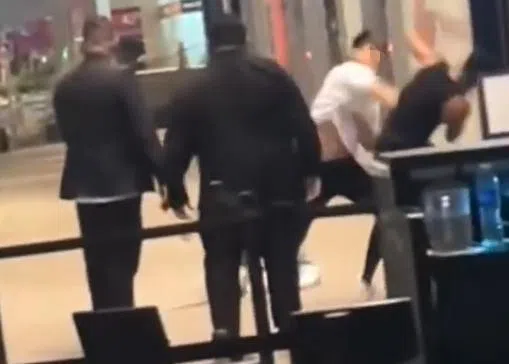 两名男子相互挥拳。（取自网络）
