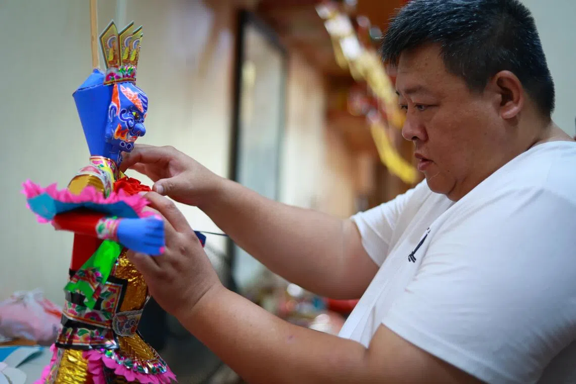 陈贵财认真对待每一件作品，小细节也追求尽善尽美。（龙国雄摄 ）