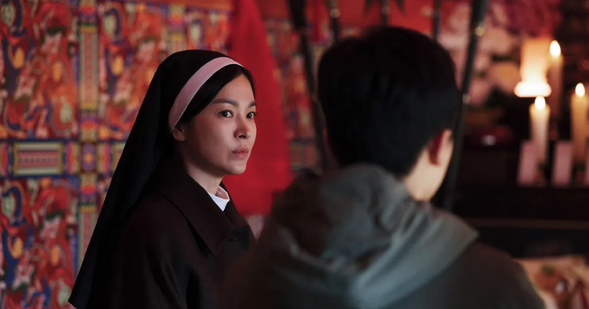 宋慧乔在《驱魔黑修女》饰演驱魔修女。（互联网）