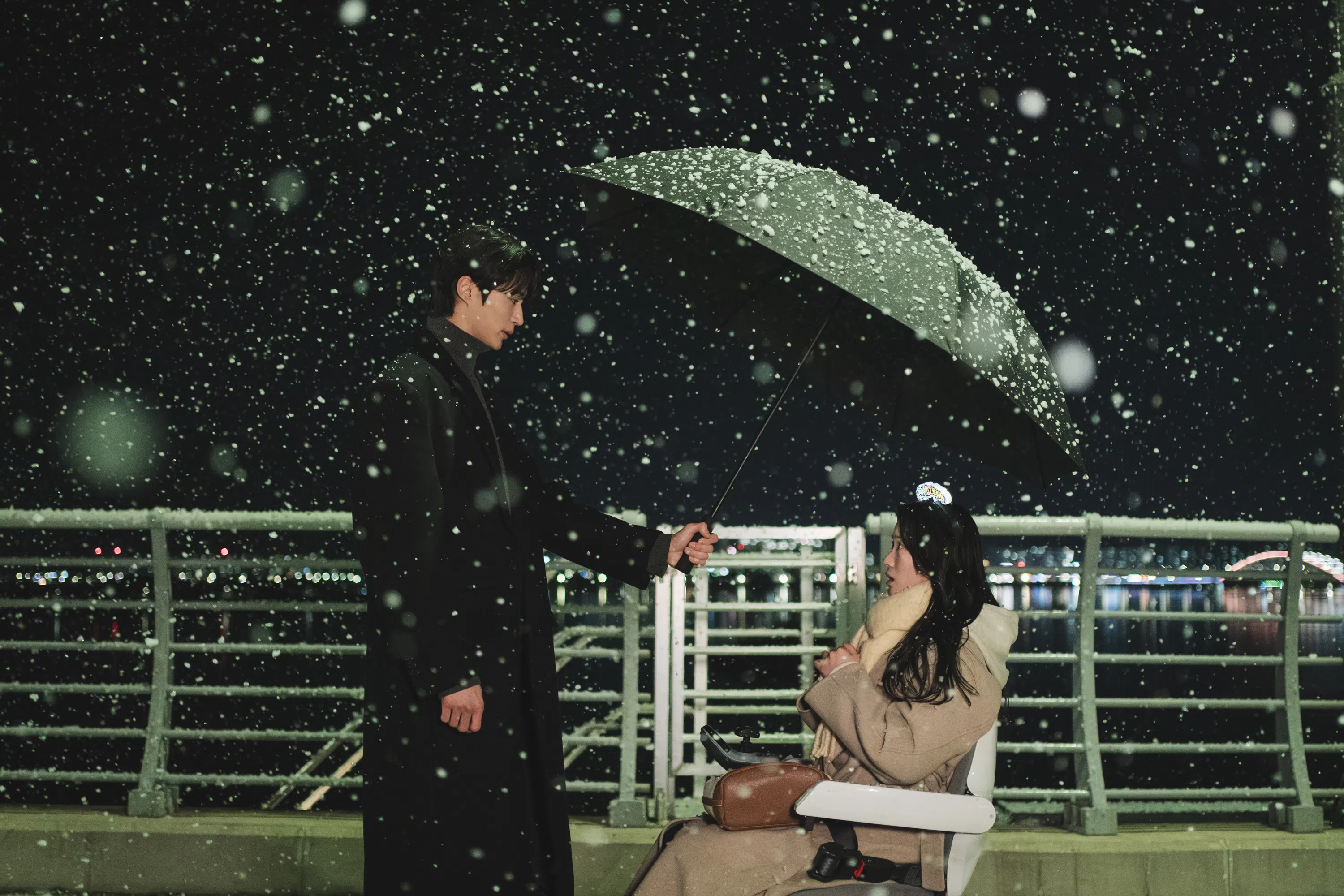 任素（右）在Eclipse演唱会后偶遇柳善宰，体验了一场梦一般的相遇。（Viu提供）