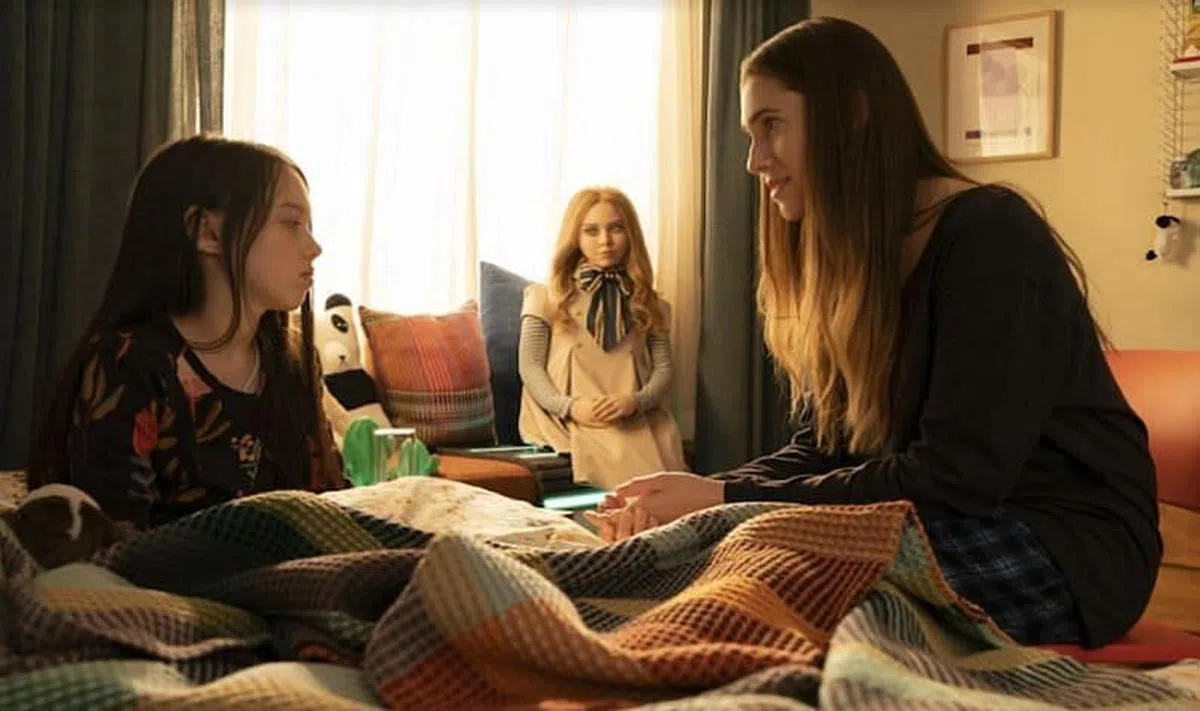 《窒友梅根》是关于具备人工智慧的玩具人偶（中）的惊悚片。