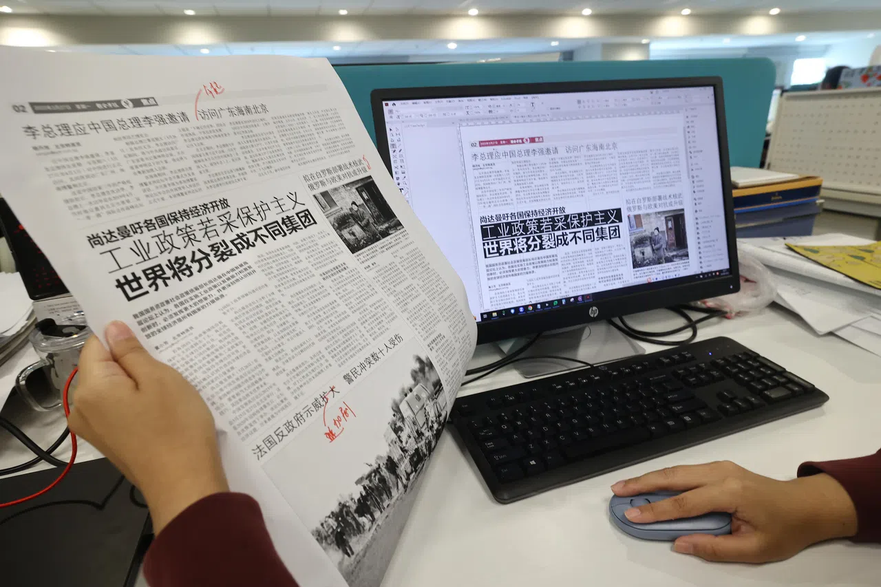 编辑根据“肮脏版”上的审批指示修改版面后，再打印一份“干净版”给主任复审。主任确定所有该修改的都改好了之后，编辑才把这个版本传送给制作部。这个工作流程在过去五年有了大变化。（陈渊庄摄）