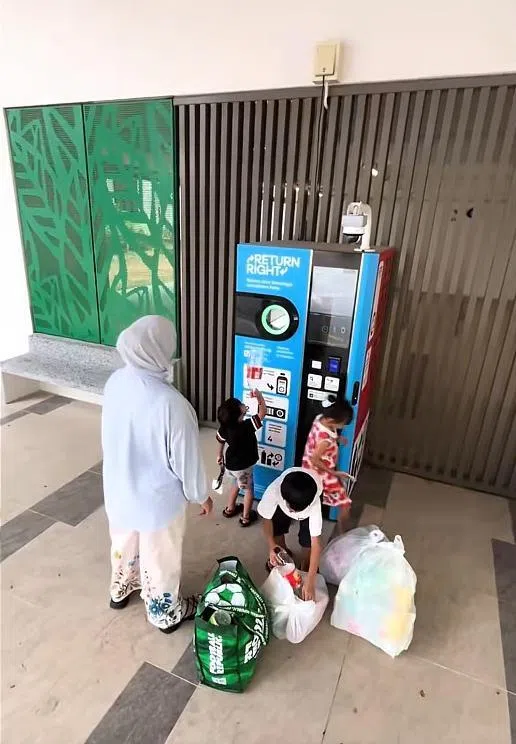 格雷戈里两个月积攒了200余个空瓶，换回20元押金。（取自TikTok）