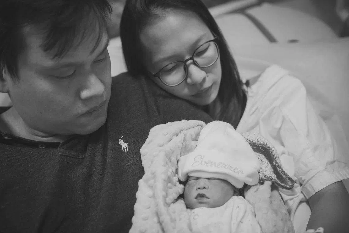 郭晋辉（左）和巧慧的幼子郭平希（中）患有先天无脑畸形，出生后在这世上仅有的70分钟里，跟家人拍摄了全家福。（受访者提供）