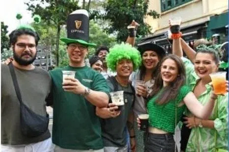 人们以健力士黑啤酒庆祝圣帕特里克节。（互联网）