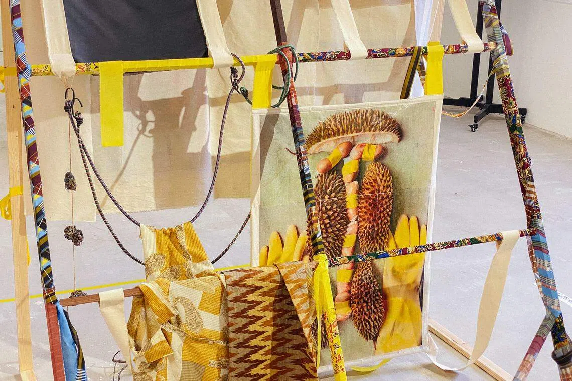 郭静洁创作的“A House in Motion: Repair, Restore, Reimagine, Rebuild”，既是摄影作品，也是装置艺术。（主办单位提供）